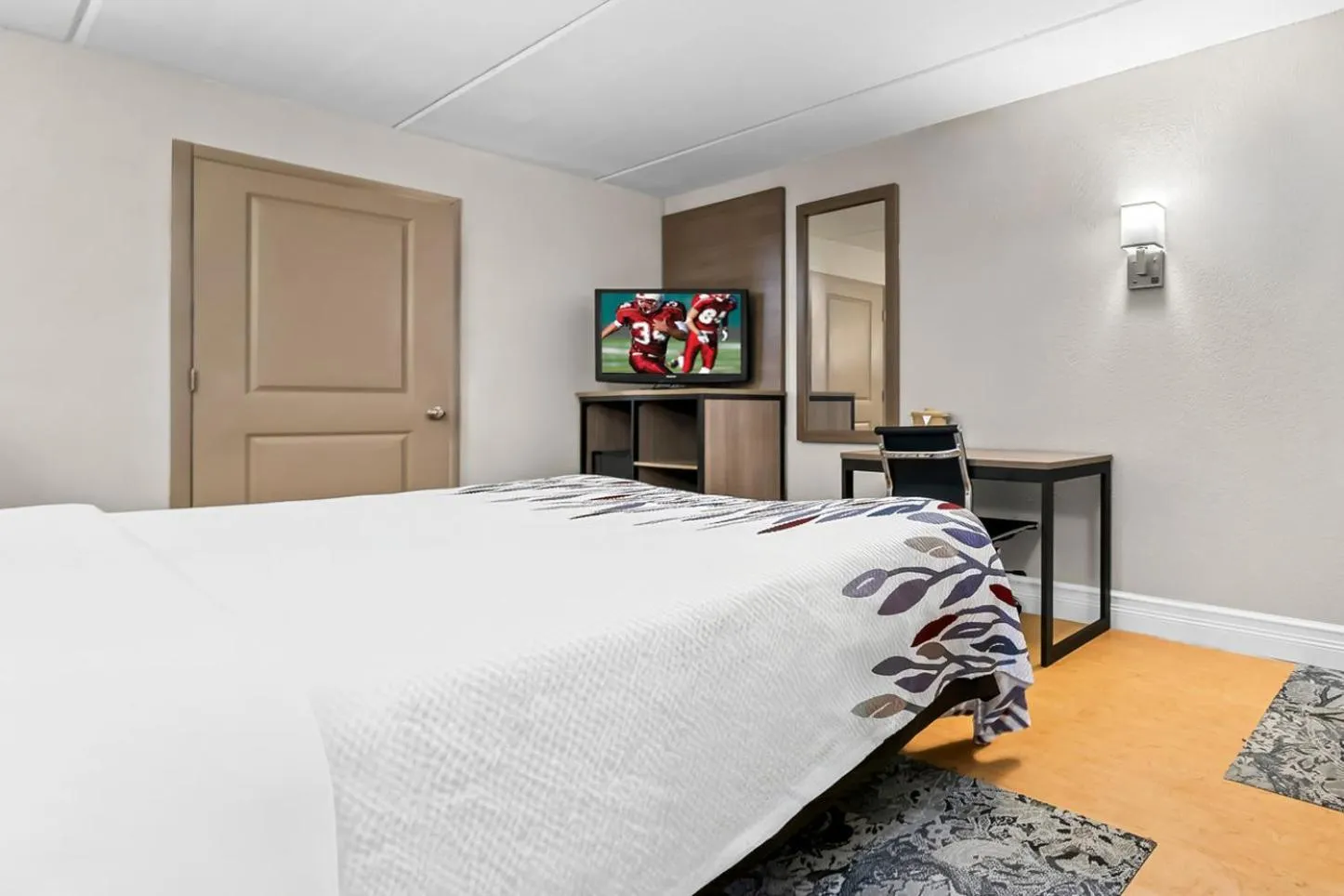 Photo of the whole room, Bed in Red Roof Inn Tampa Fairgrounds - Casino