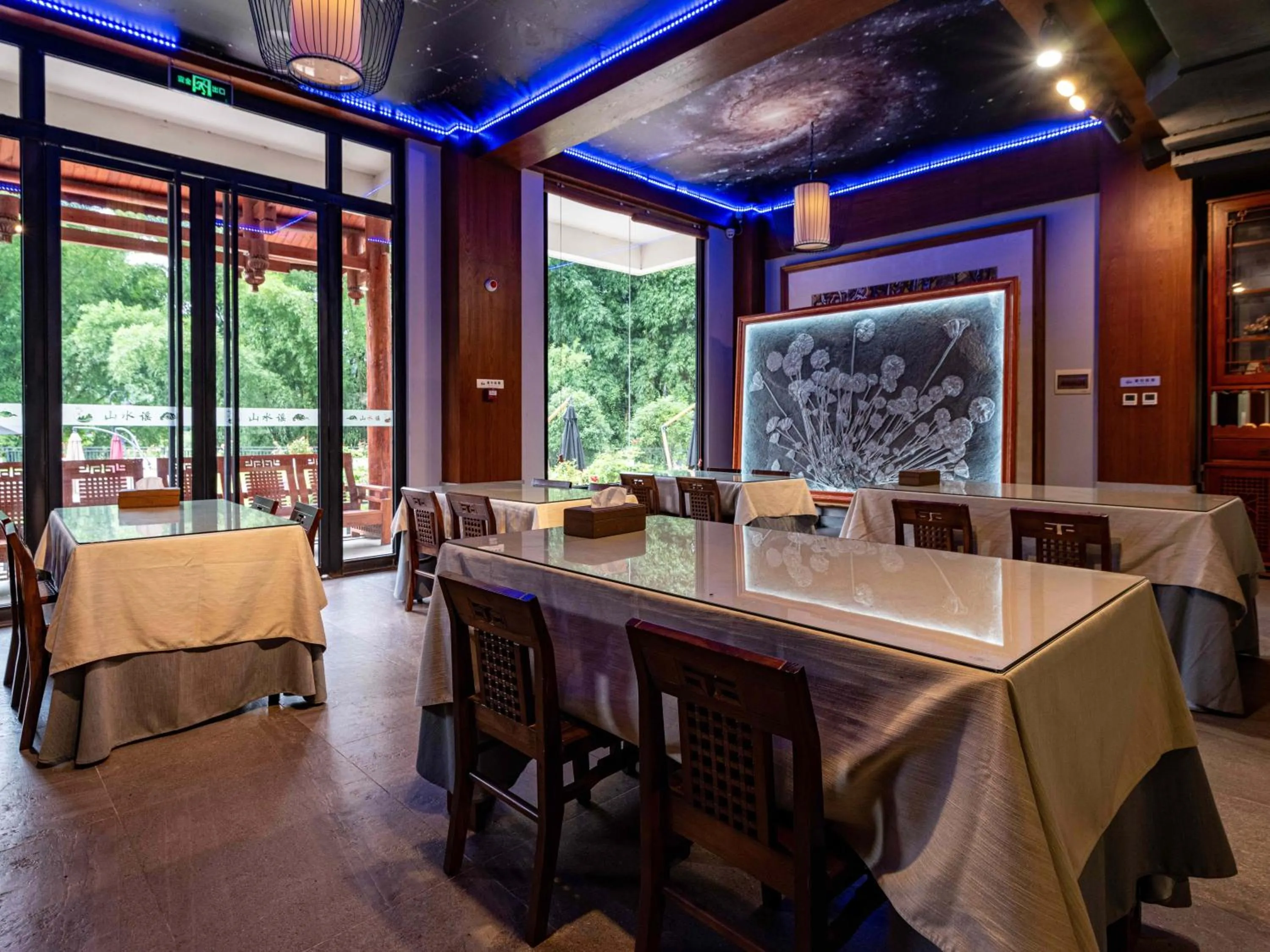 Lobby or reception in Yangshuo Mountain River Ballad Hotel - Free Yangshuo Train Station Pick Up and Drop Off