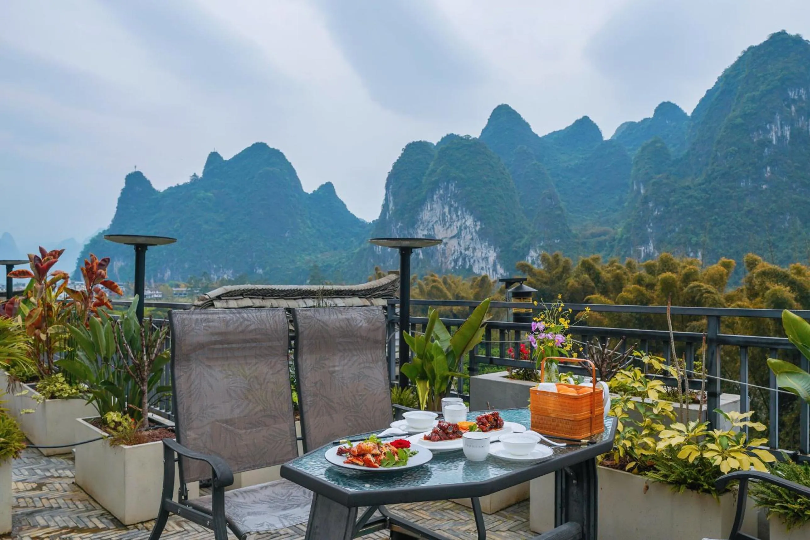 Dinner in Yangshuo Xingping Shanshuiyao Resort - Free Train Station Pick Up -Stay 3 days promotion