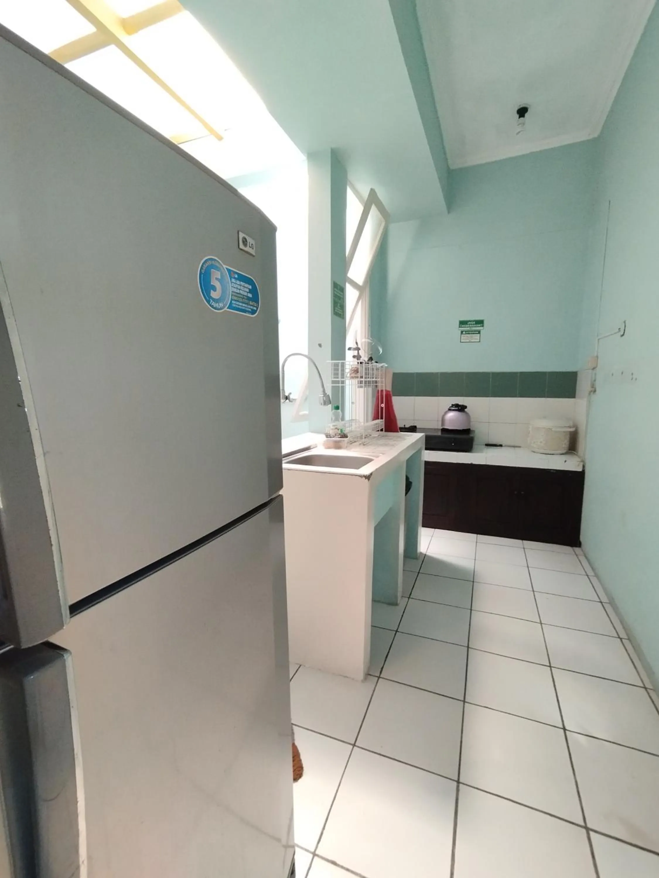 kitchen in Homestay Simply Homy dekat Tugu Jogja dan Monjali