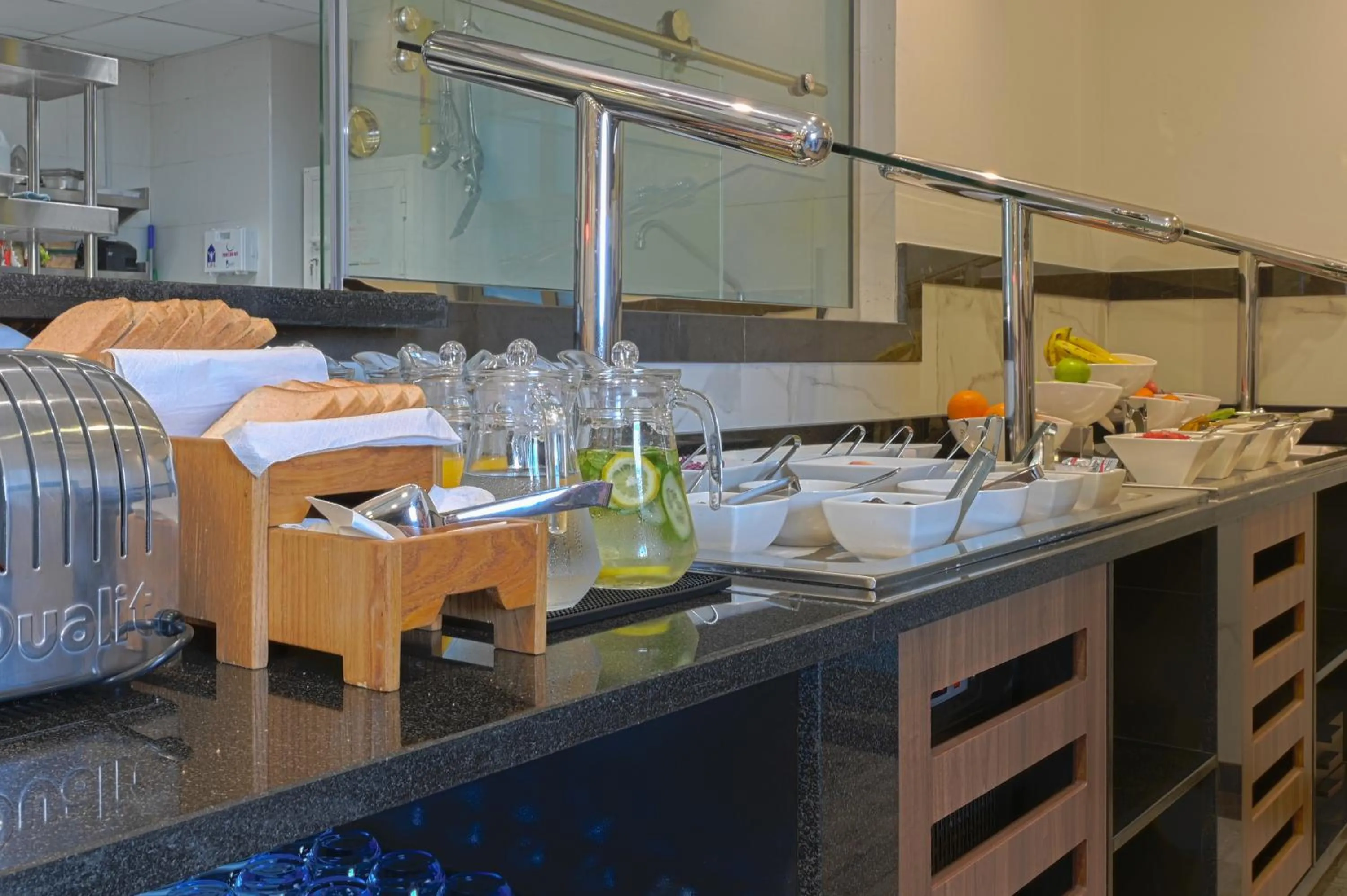 Restaurant/places to eat in TIME Moonstone Hotel Apartments