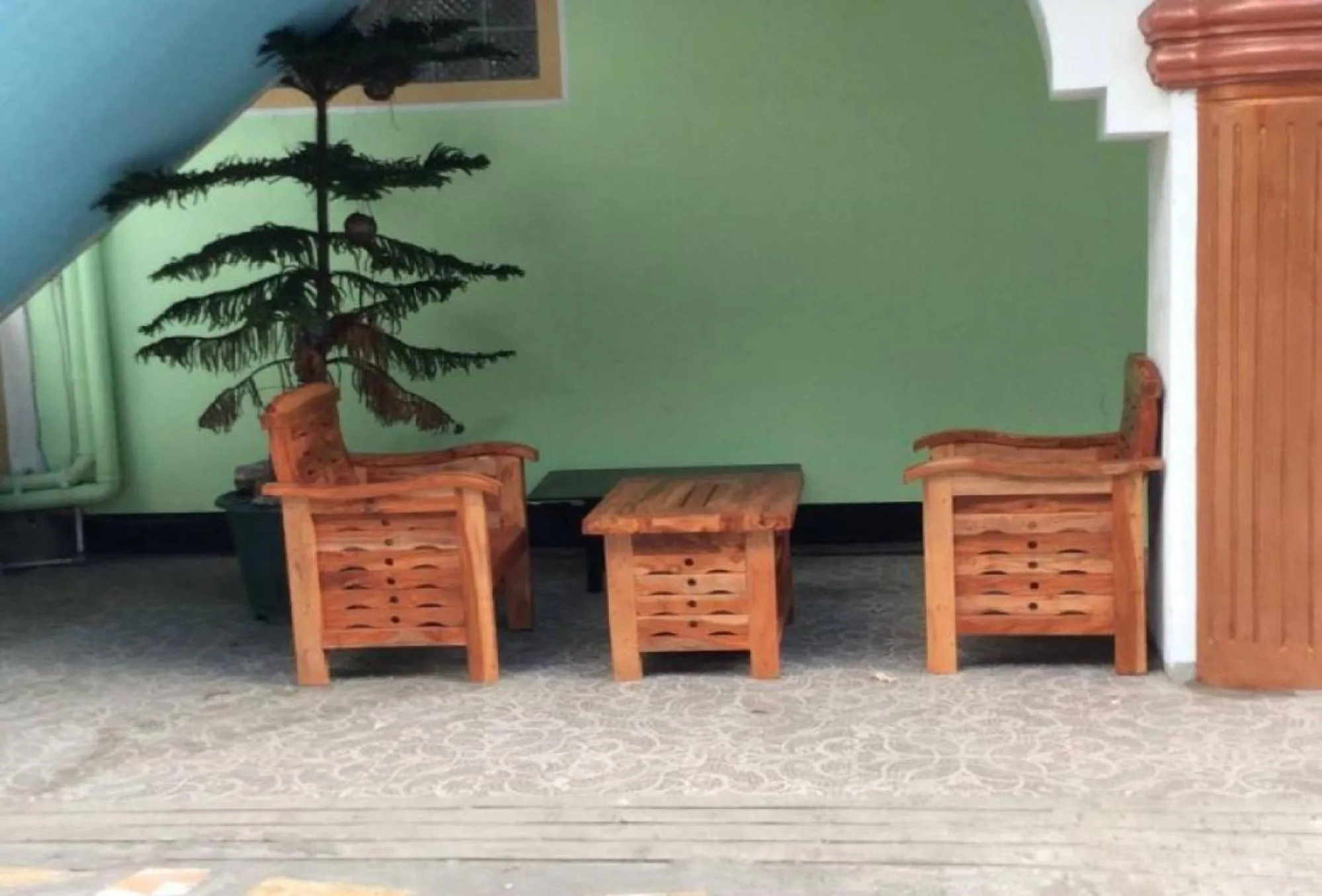 Seating area in RedDoorz Hostel at Baguio Tourist Cabin