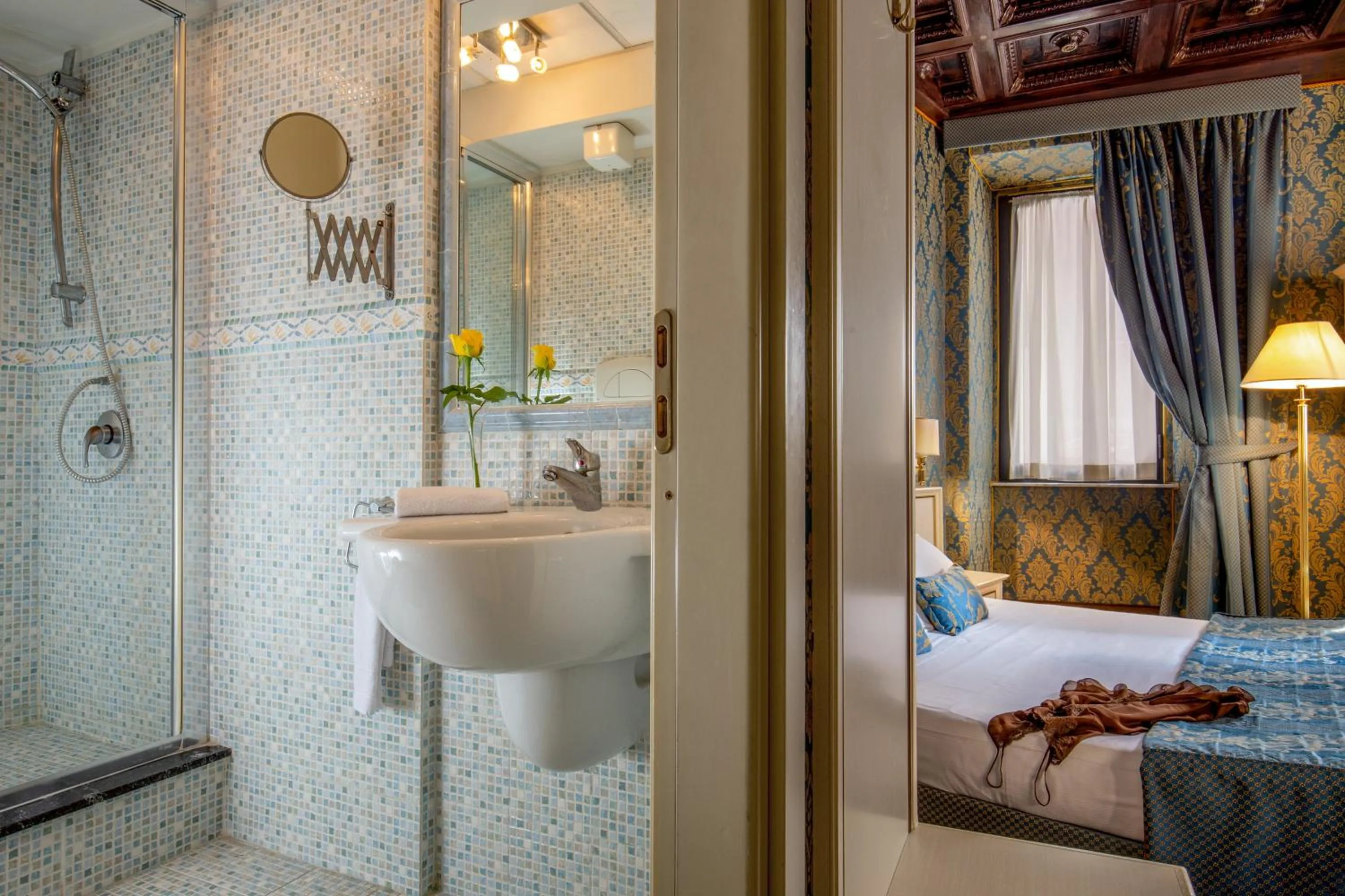 Bathroom, Bed in Residenza Canova Tadolini - Guesthouse