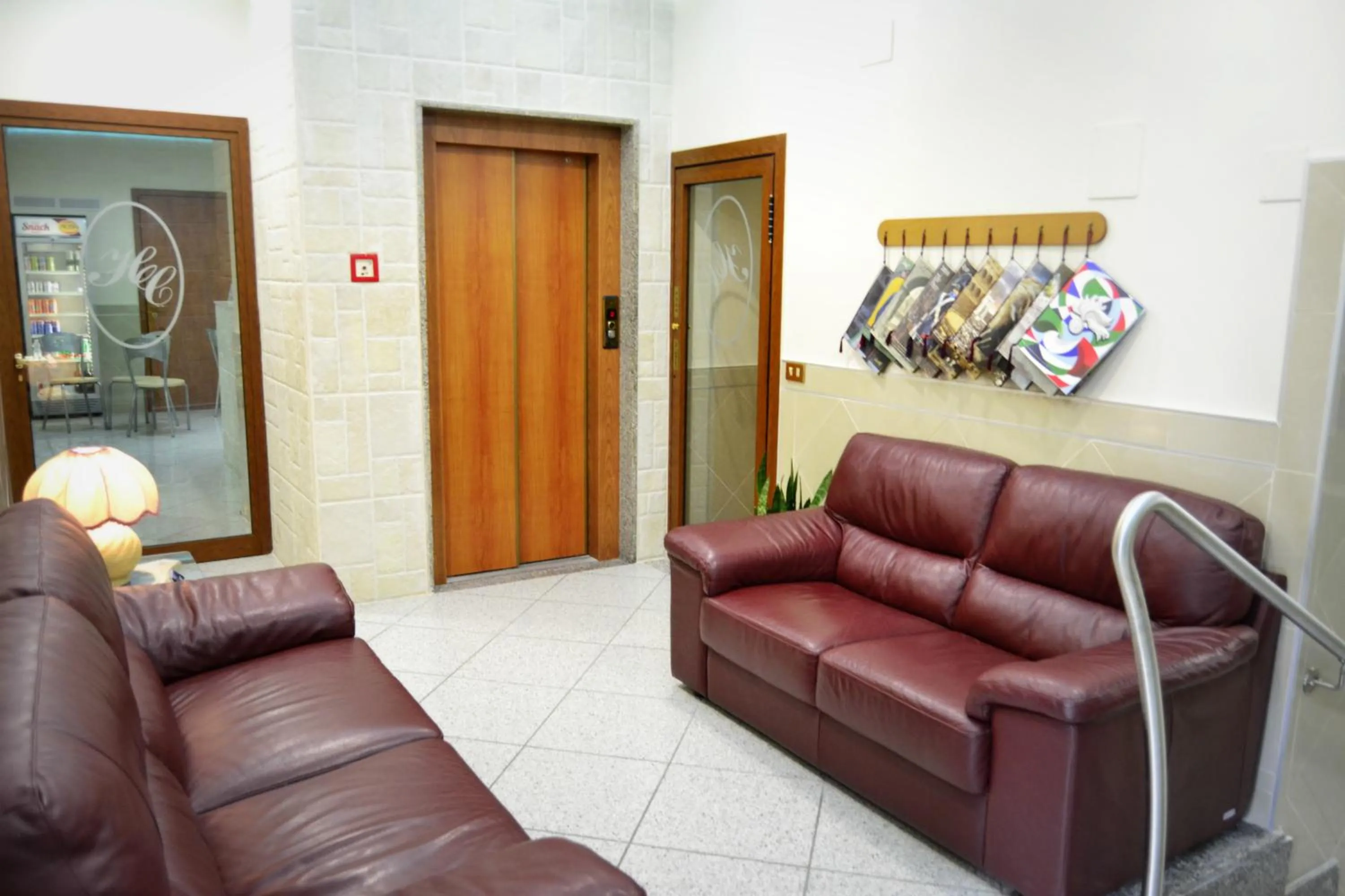 Communal lounge/ TV room in Hotel Colombo