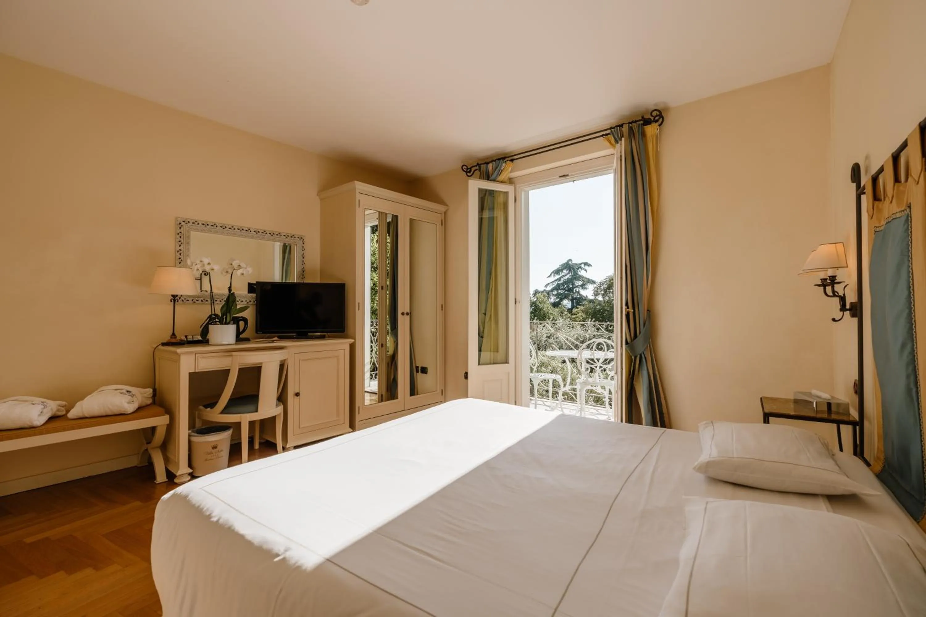 Bedroom, Bed in Villa Sofia Hotel