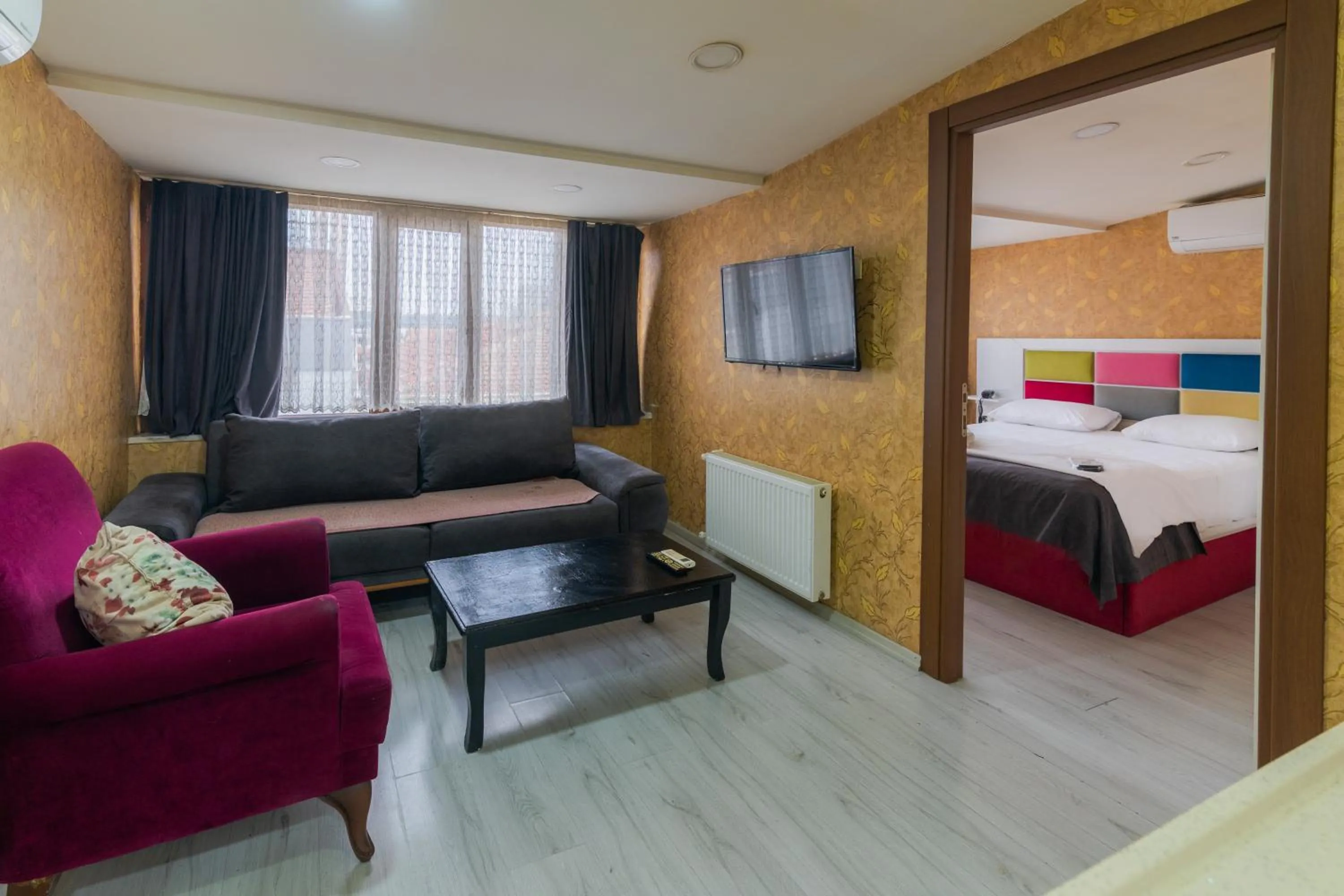 Communal lounge/ TV room in İmza Hotel Suite