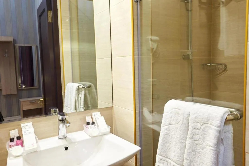 Shower in The Hilltop Skyline Hotel