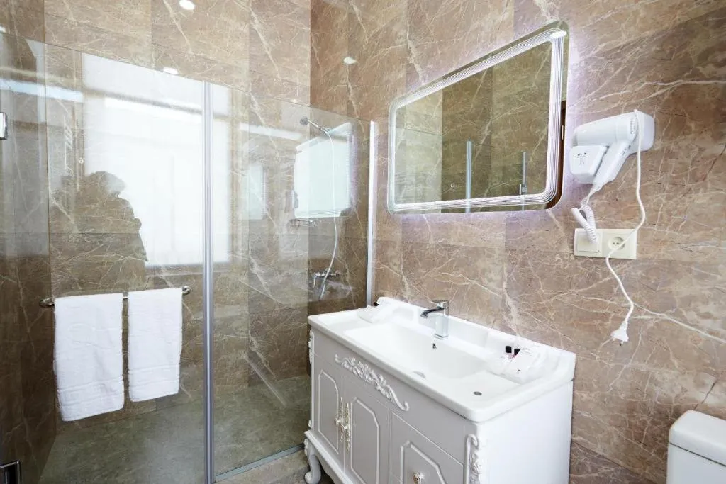 Shower in The Hilltop Skyline Hotel