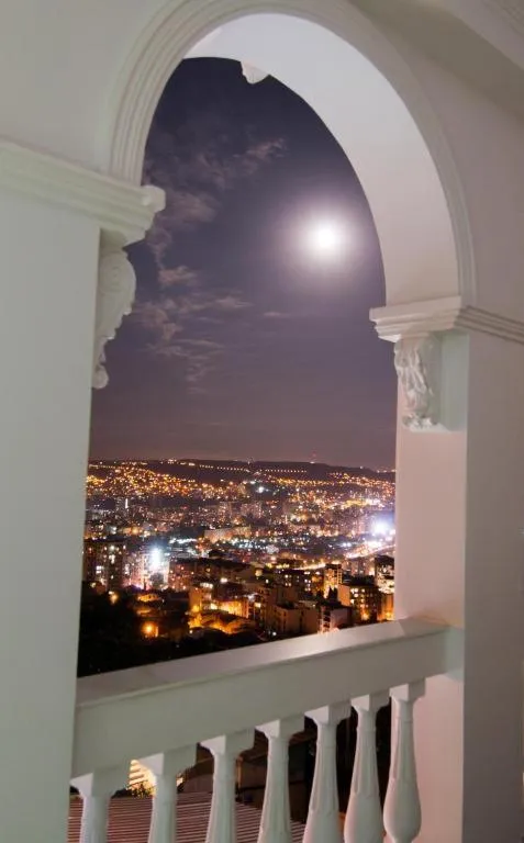 Balcony/Terrace in The Hilltop Skyline Hotel