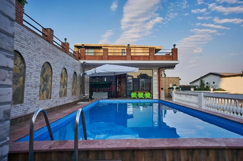 Swimming pool in The Hilltop Skyline Hotel
