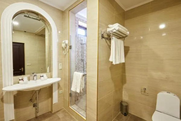 Shower in The Hilltop Skyline Hotel