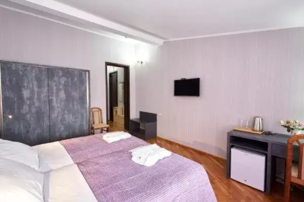 Double or Twin Room in The Hilltop Skyline Hotel Double or Twin Room in The Hilltop Skyline Hotel