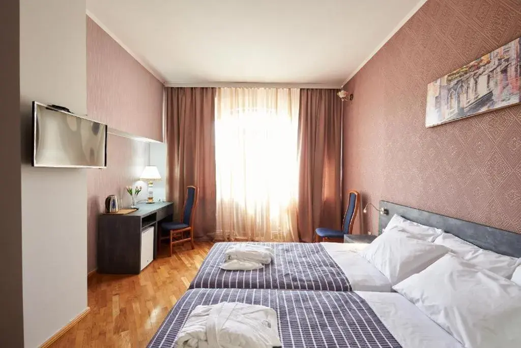 Triple Room in The Hilltop Skyline Hotel Triple Room in The Hilltop Skyline Hotel