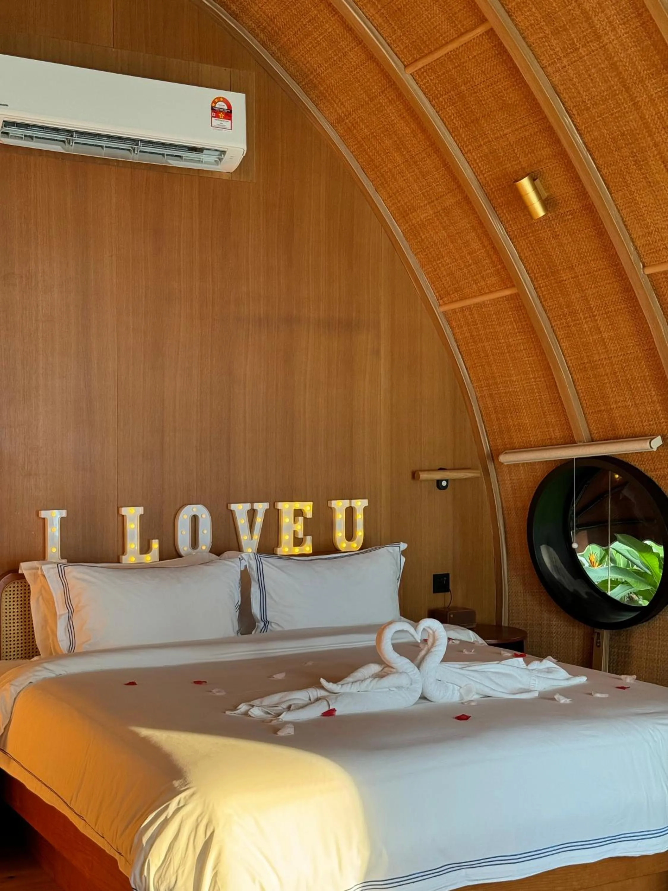 Property building, Bed in Found Mansion