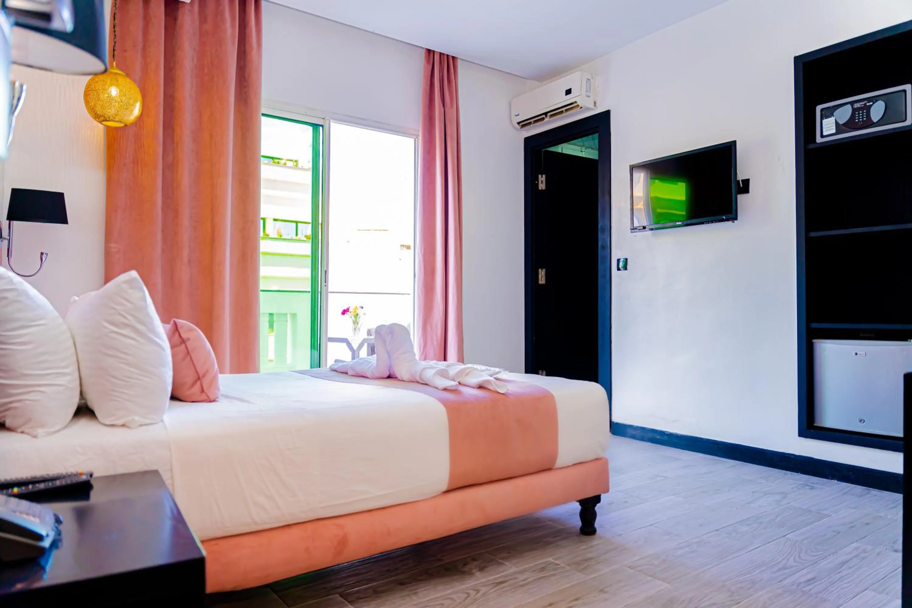 Photo of the whole room, Bed in Hotel Les Ambassadeurs