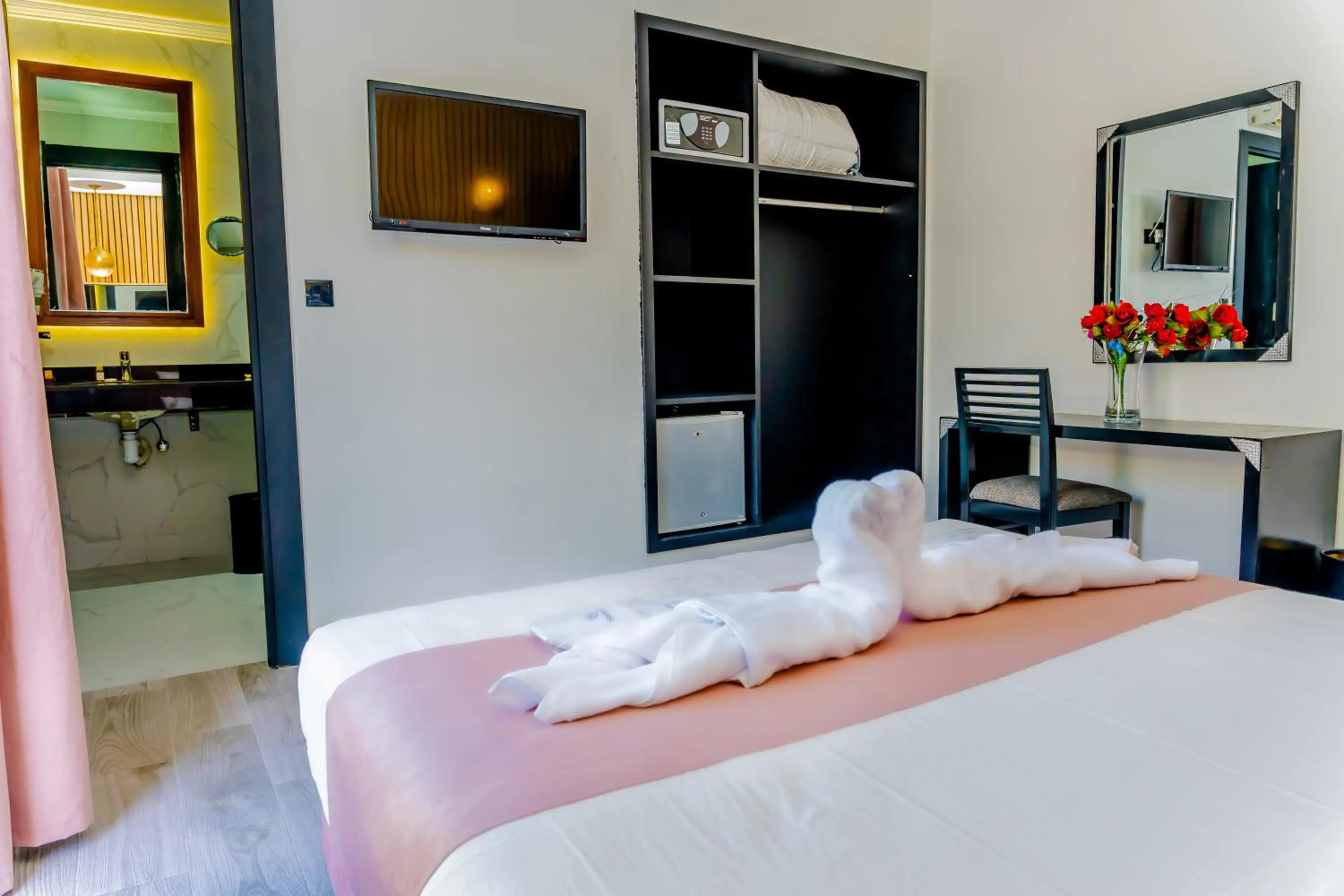 Photo of the whole room, Bed in Hotel Les Ambassadeurs