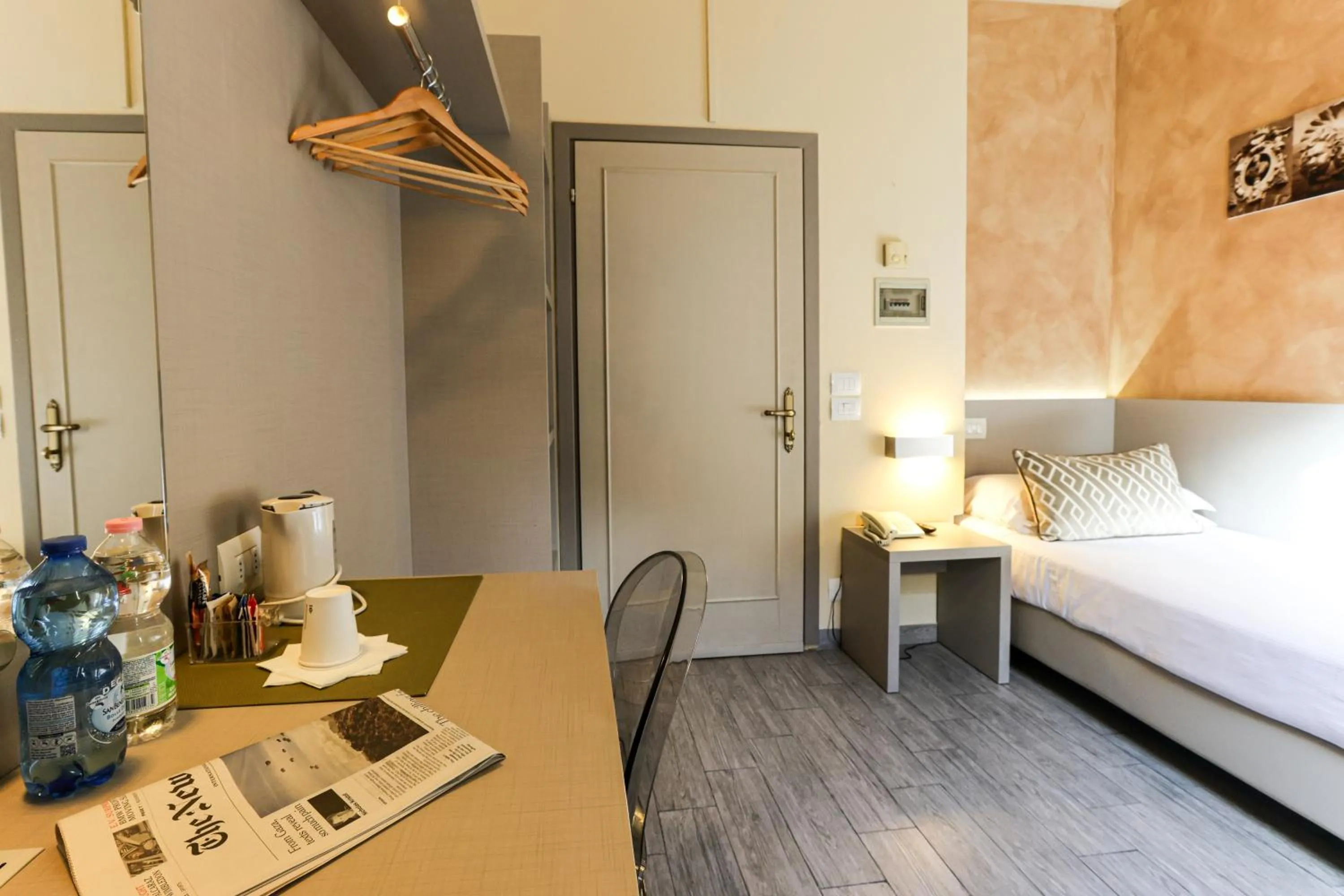 Coffee/tea facilities, Bed in Albergo Firenze