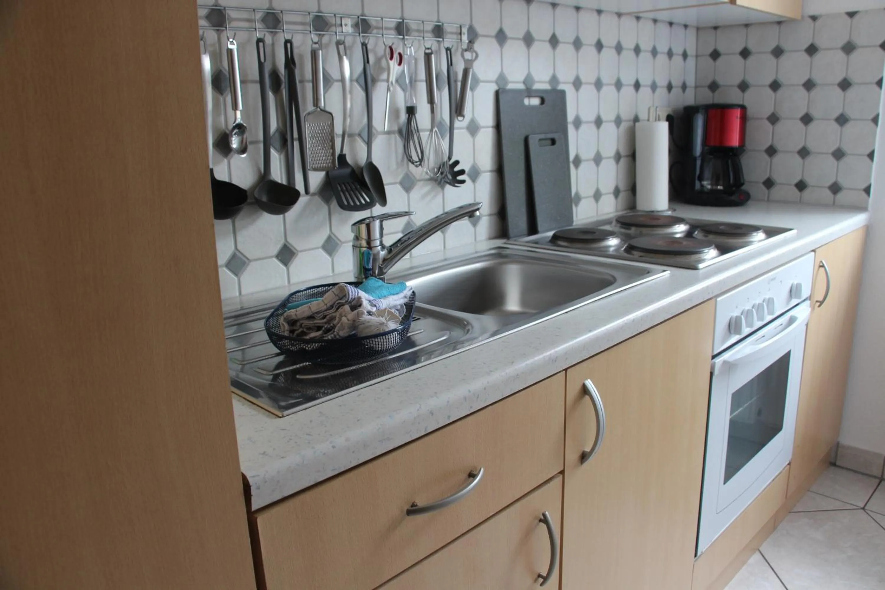 Kitchen or kitchenette in REGIOHOTEL Aparthotel Wernigerode - #Ferienwohnungen #Familienfreundlich #Harzurlaub #Freeparking