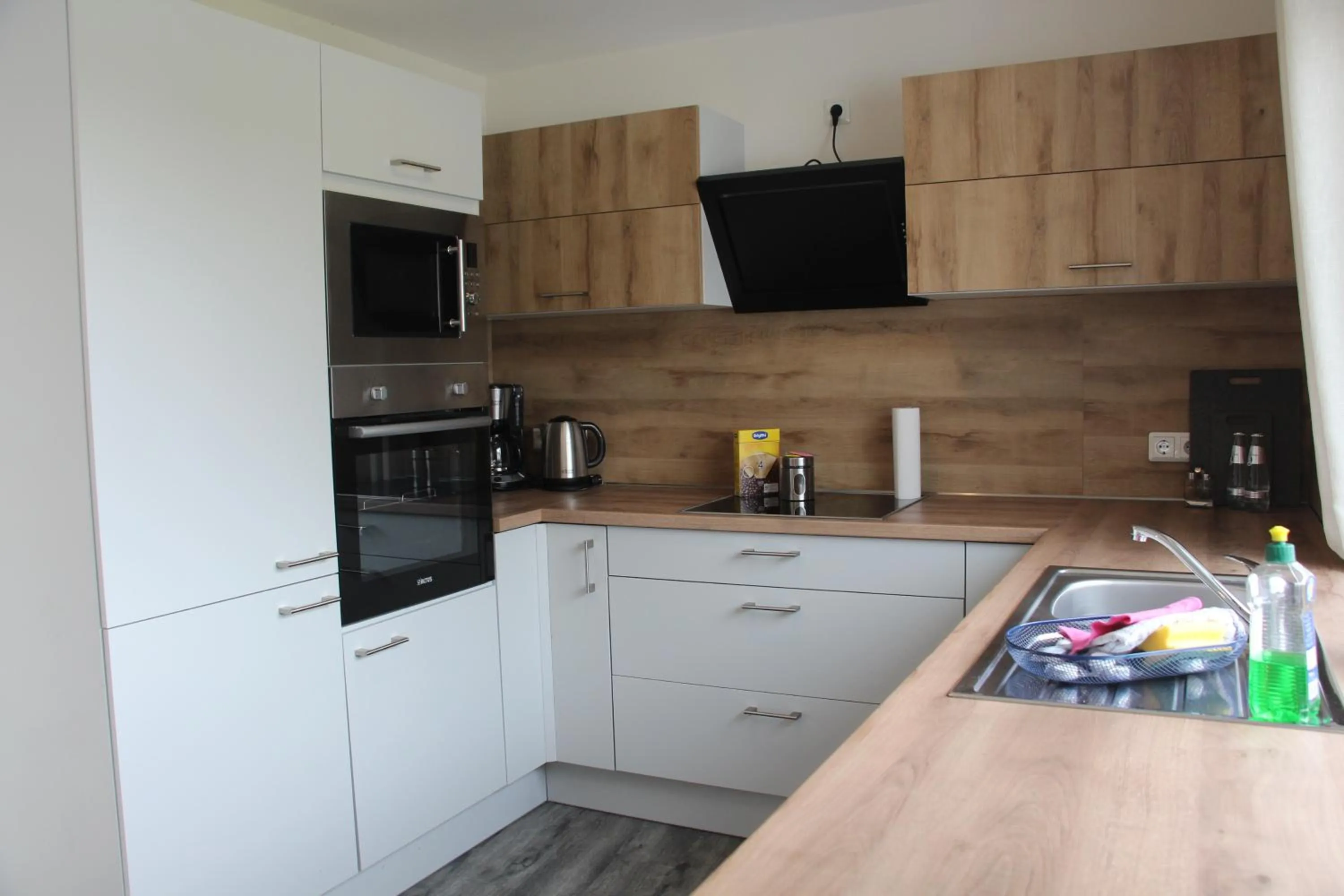Kitchen or kitchenette in REGIOHOTEL Aparthotel Wernigerode - #Ferienwohnungen #Familienfreundlich #Harzurlaub #Freeparking