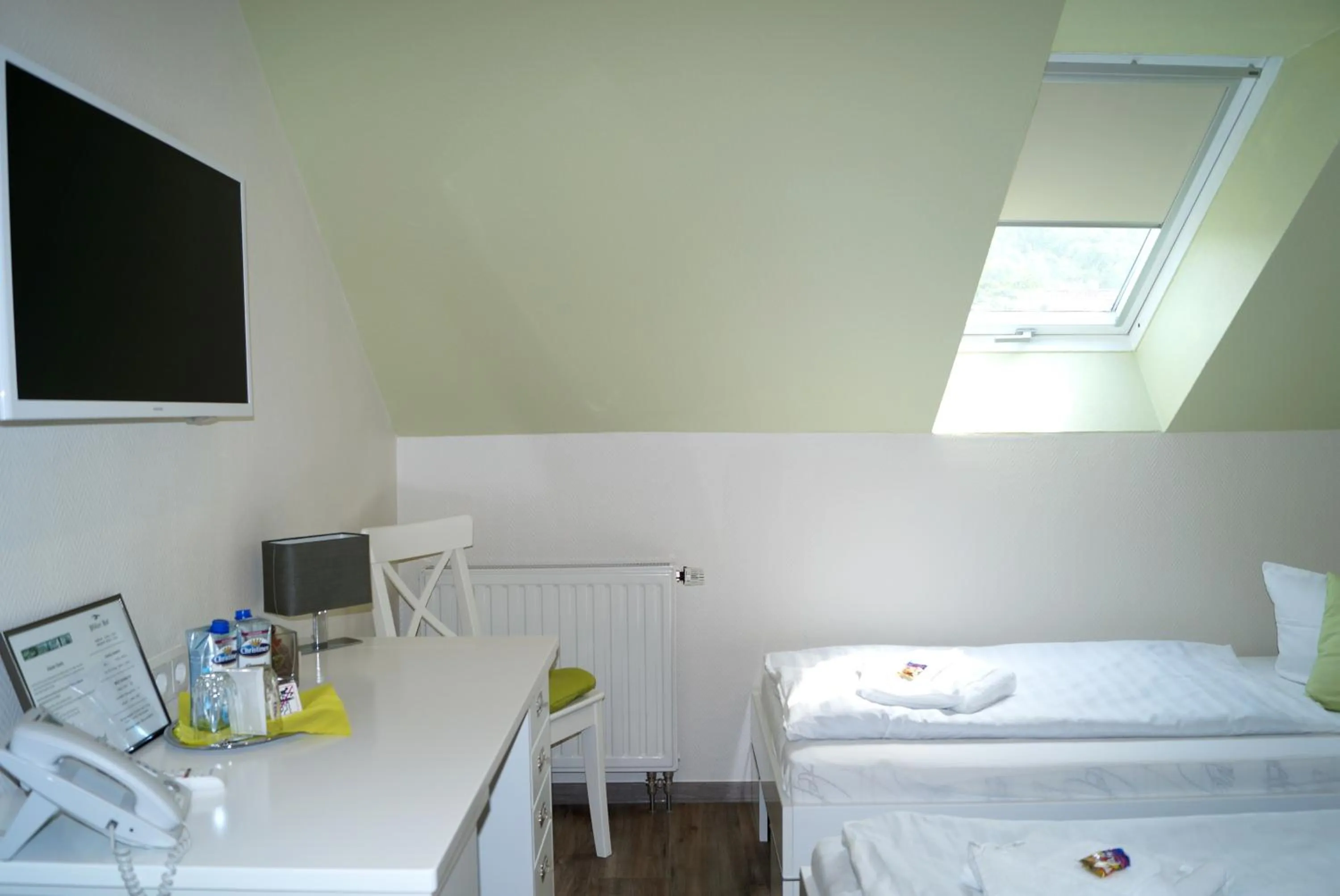 Photo of the whole room, Bed in REGIOHOTEL Aparthotel Wernigerode - #Ferienwohnungen #Familienfreundlich #Harzurlaub #Freeparking