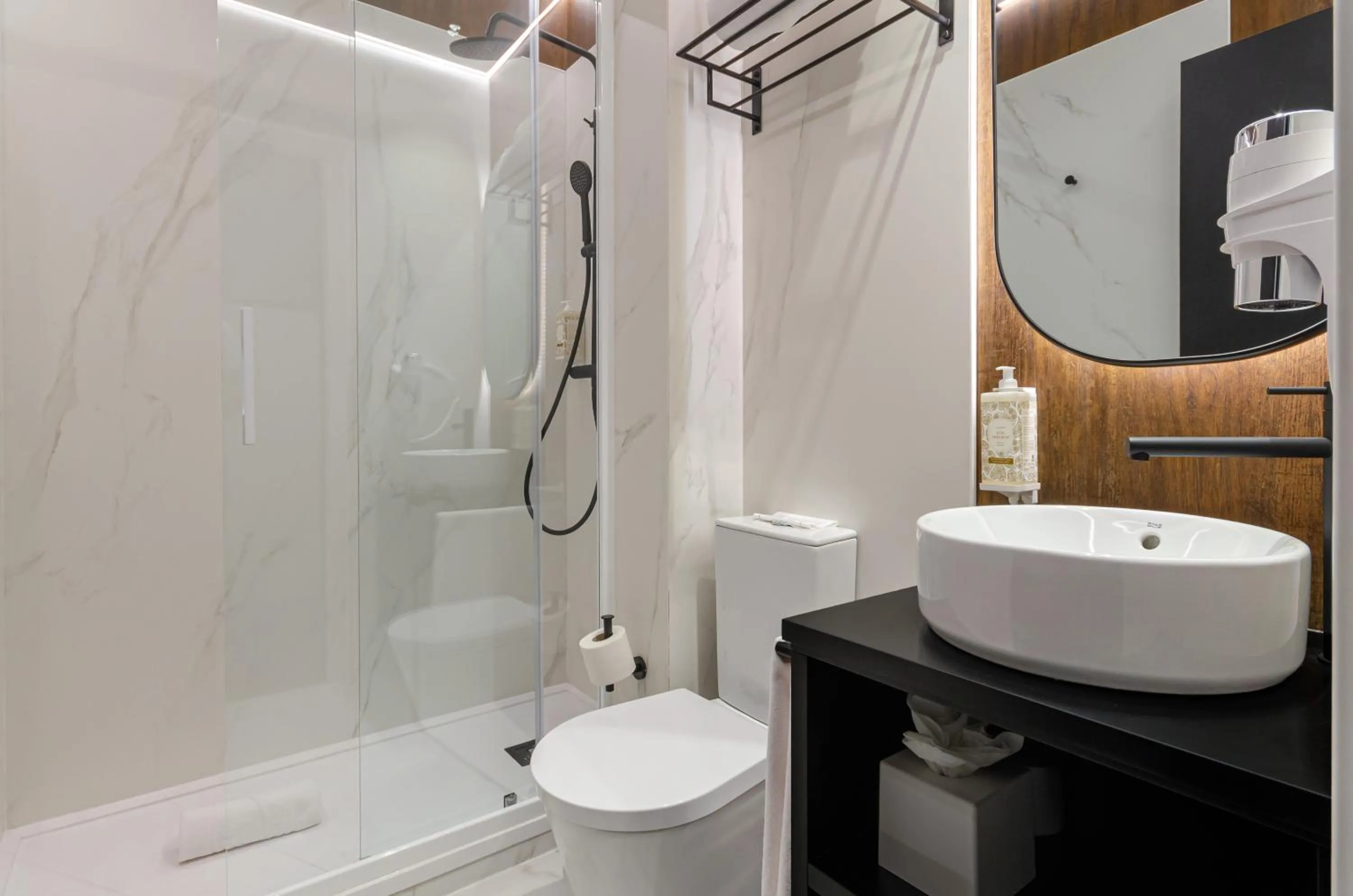 Bathroom in Nicola Rossio Hotel