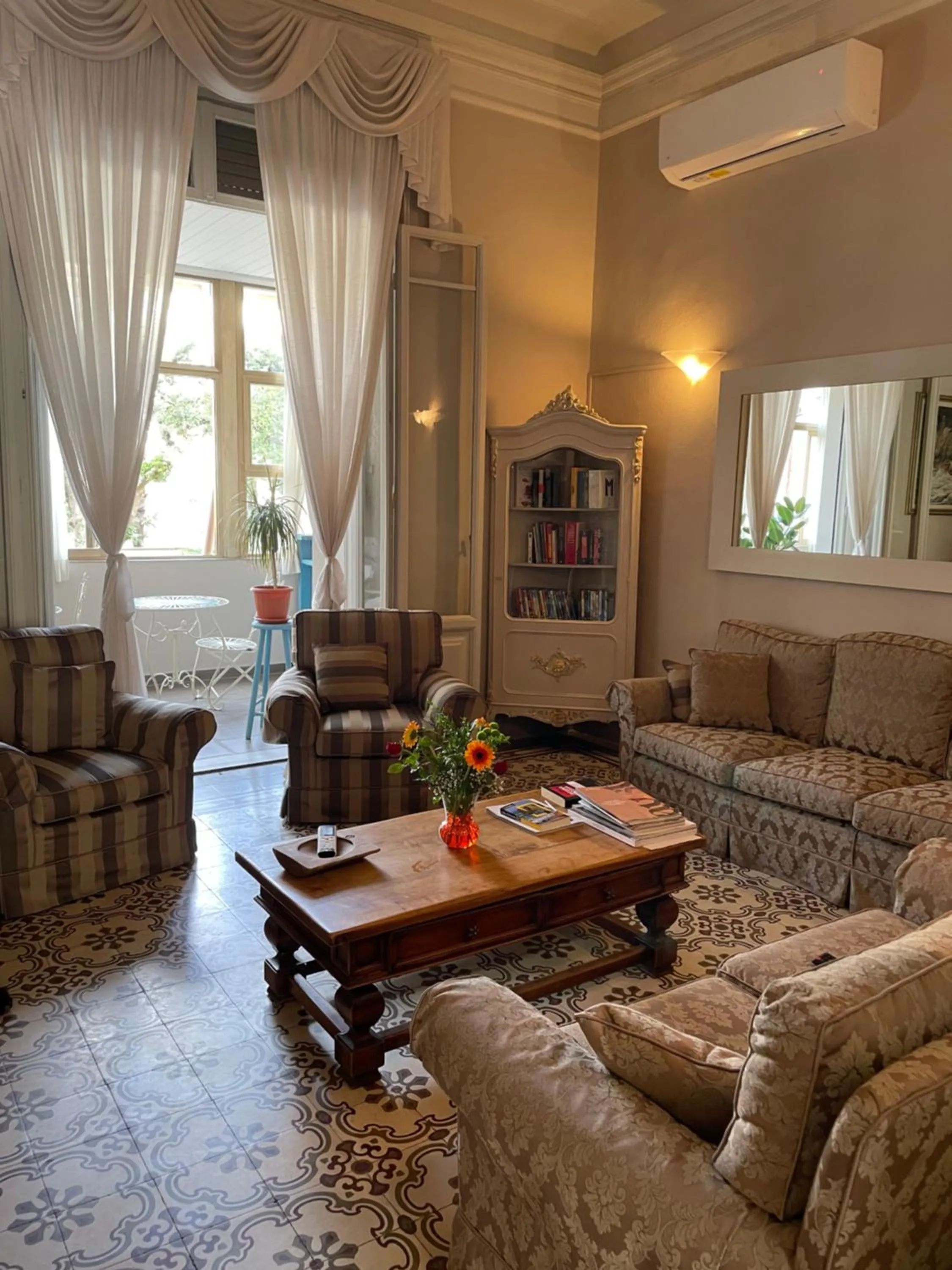 Communal lounge/ TV room in Hotel Lukas Vegetarian & Vegan