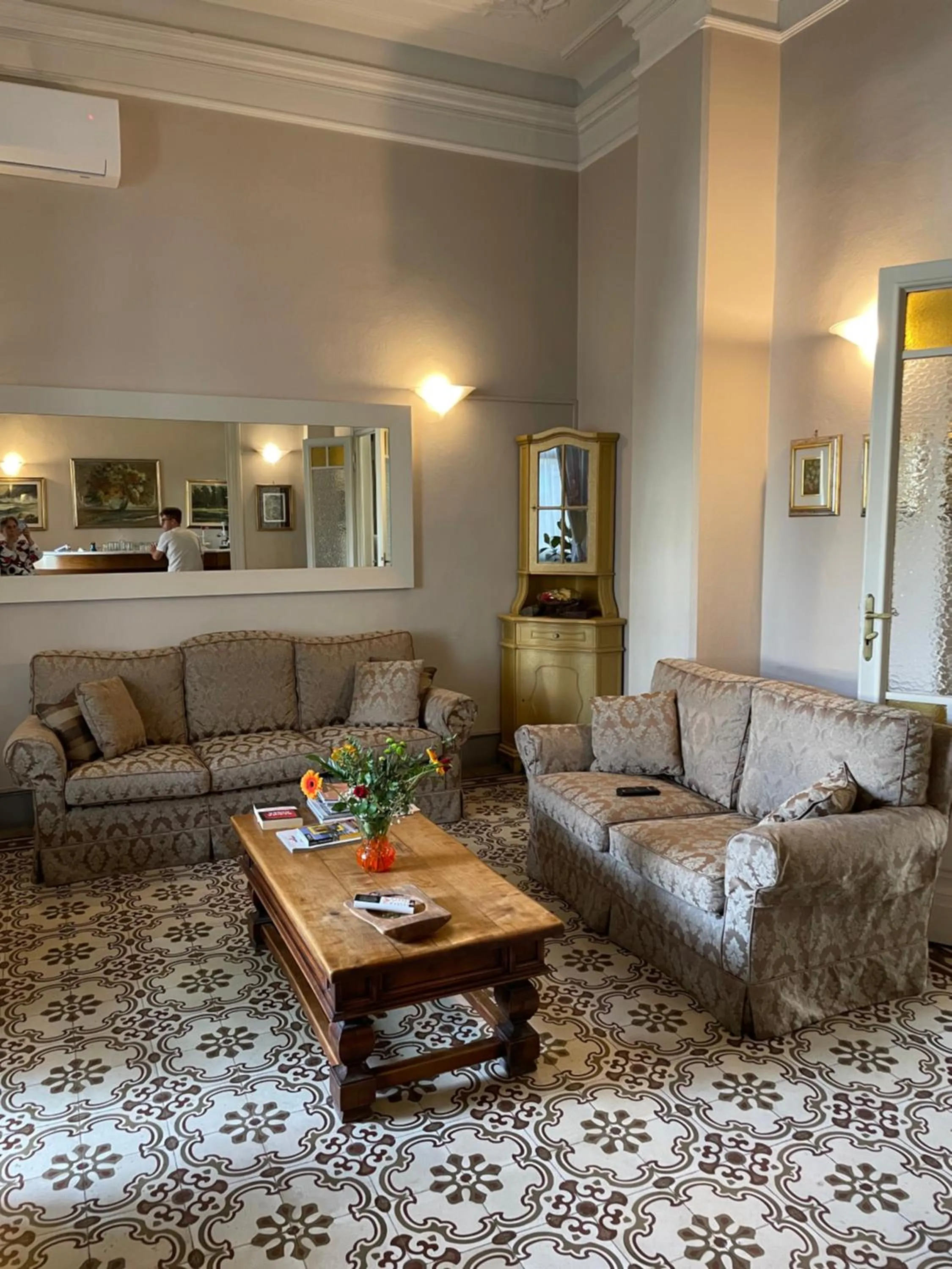 Communal lounge/ TV room in Hotel Lukas Vegetarian & Vegan