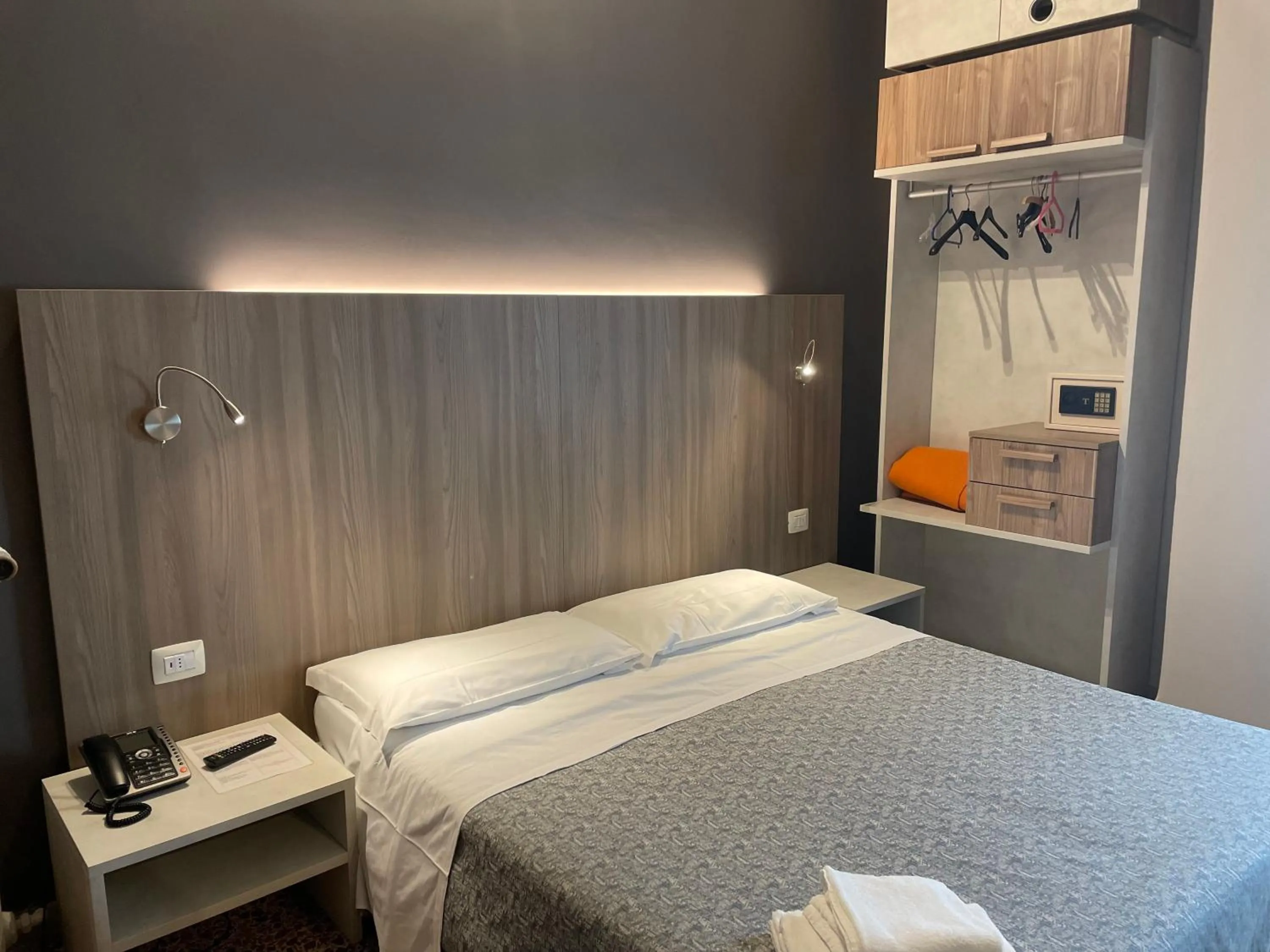 Photo of the whole room, Bed in Hotel Lukas Vegetarian & Vegan