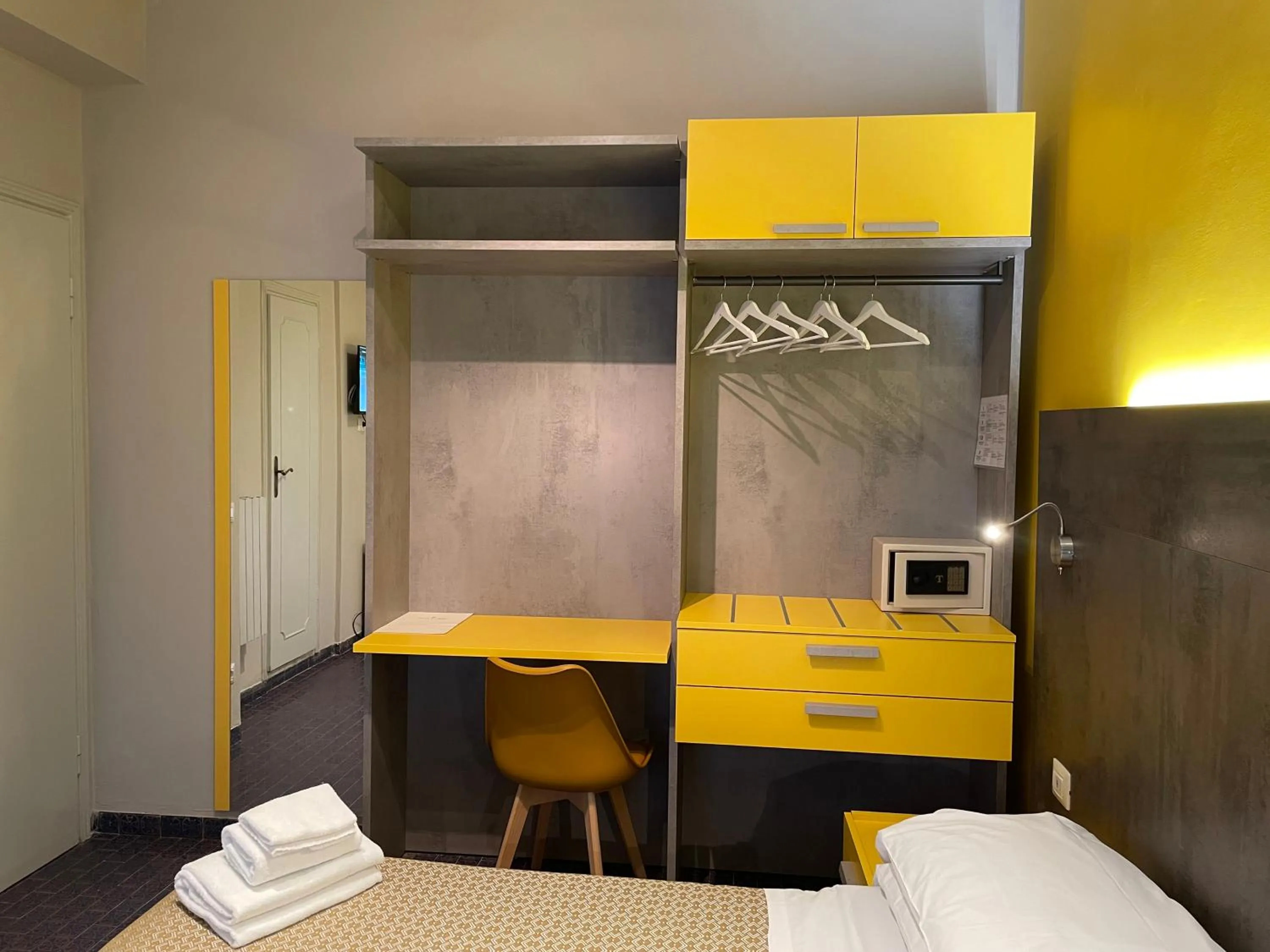 hair dresser, Bed in Hotel Lukas Vegetarian & Vegan