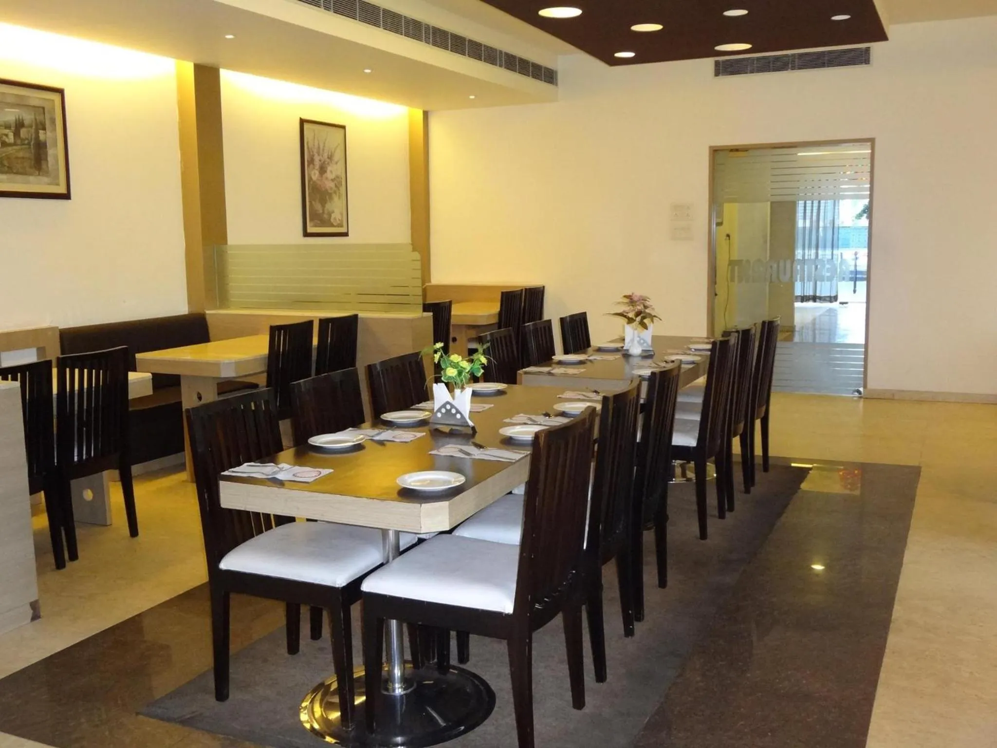 Restaurant/places to eat in Hotel Maharani