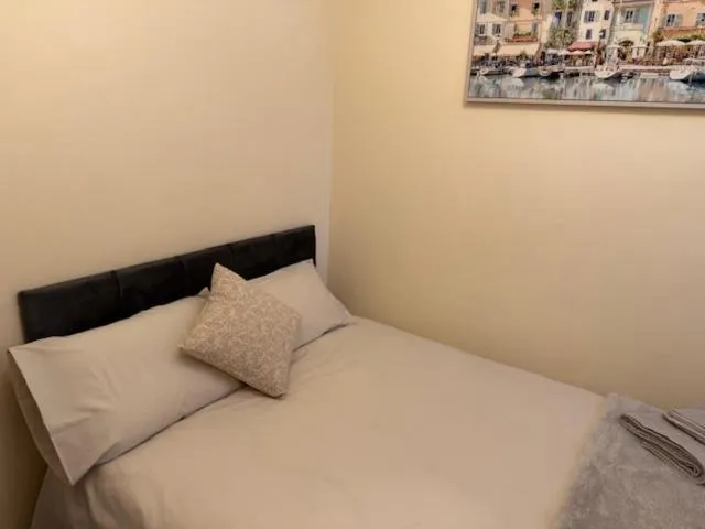 Bedroom, Bed in Commercial Hotel (Insch)