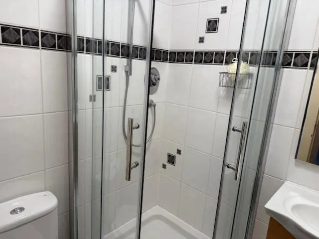 Shower in Commercial Hotel (Insch)