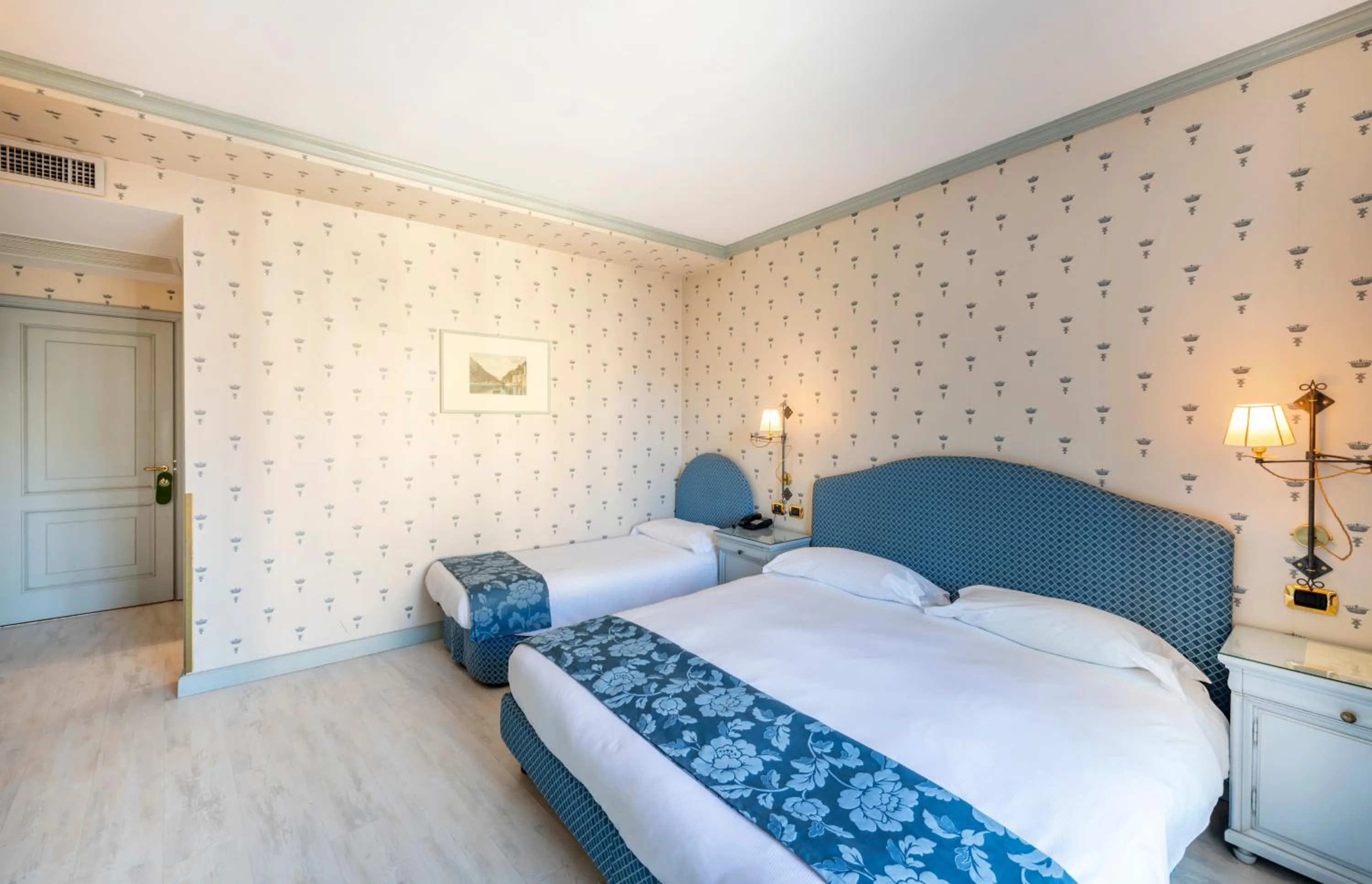 Photo of the whole room, Bed in Hotel Du Lac Menaggio