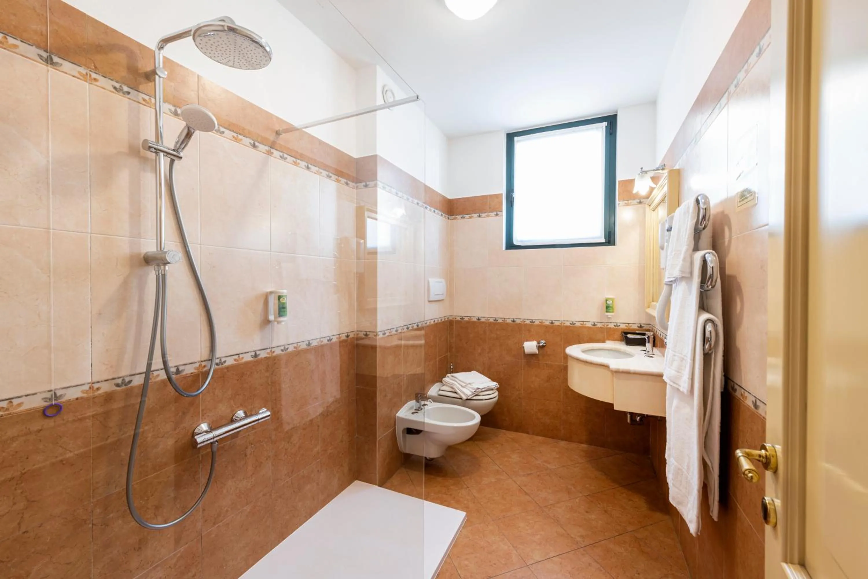 Bathroom in Hotel Du Lac Menaggio