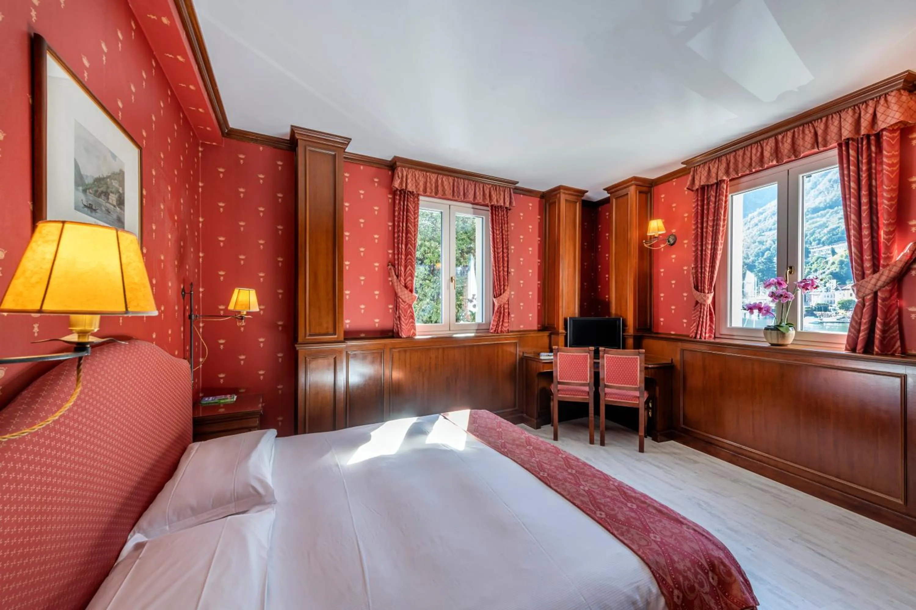 Photo of the whole room, Bed in Hotel Du Lac Menaggio