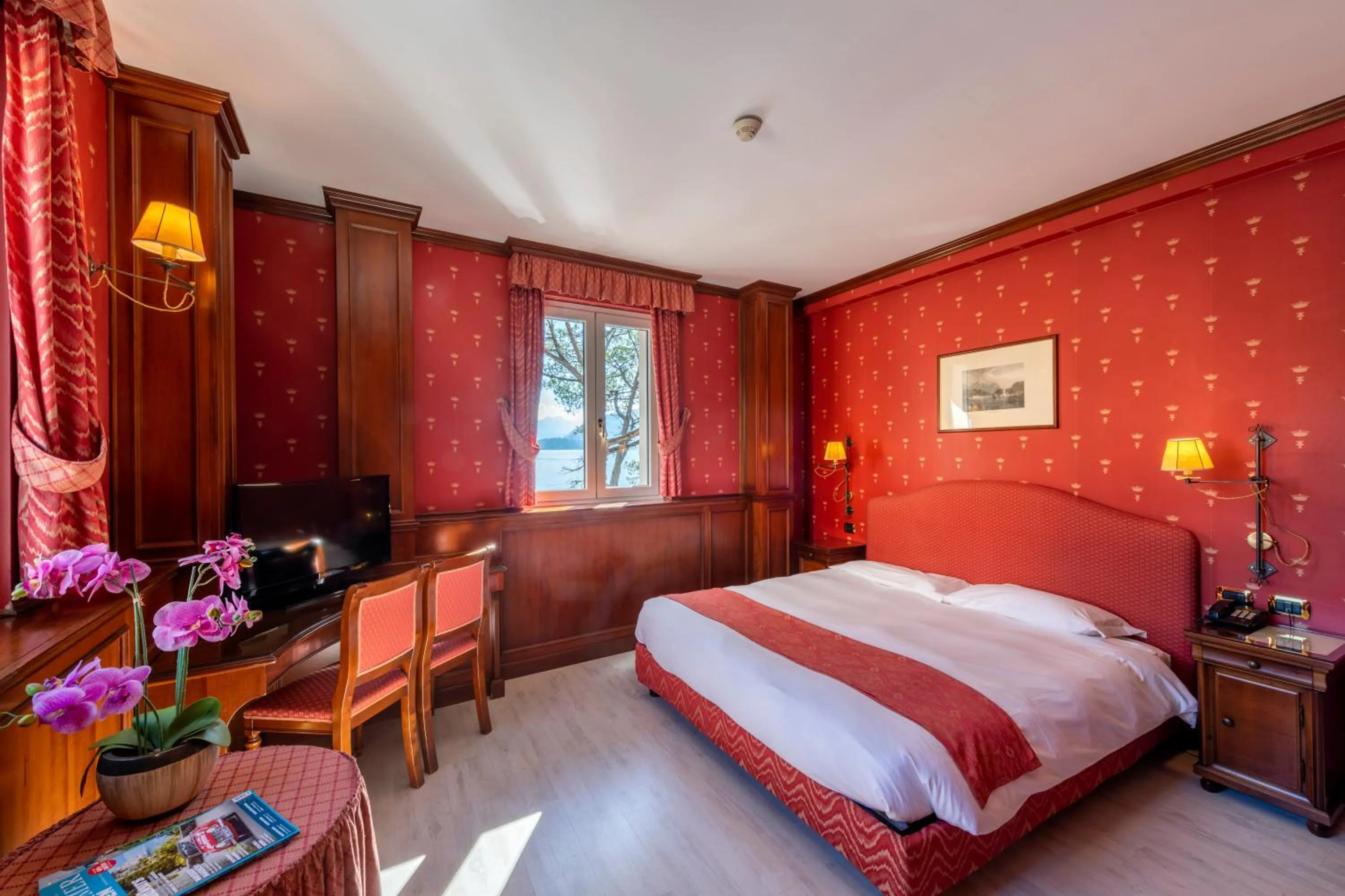 Photo of the whole room, Bed in Hotel Du Lac Menaggio