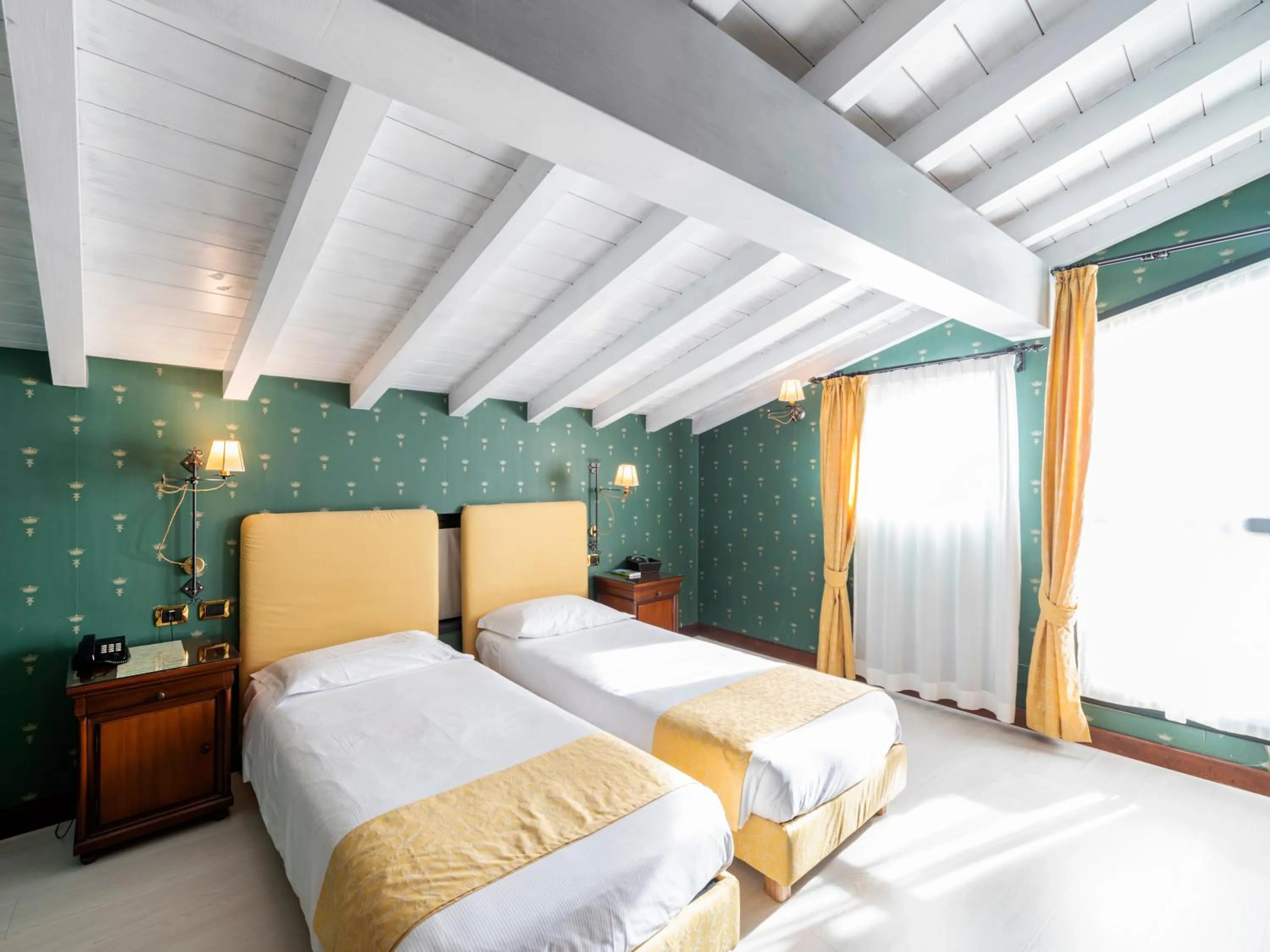 Bedroom, Bed in Hotel Du Lac Menaggio