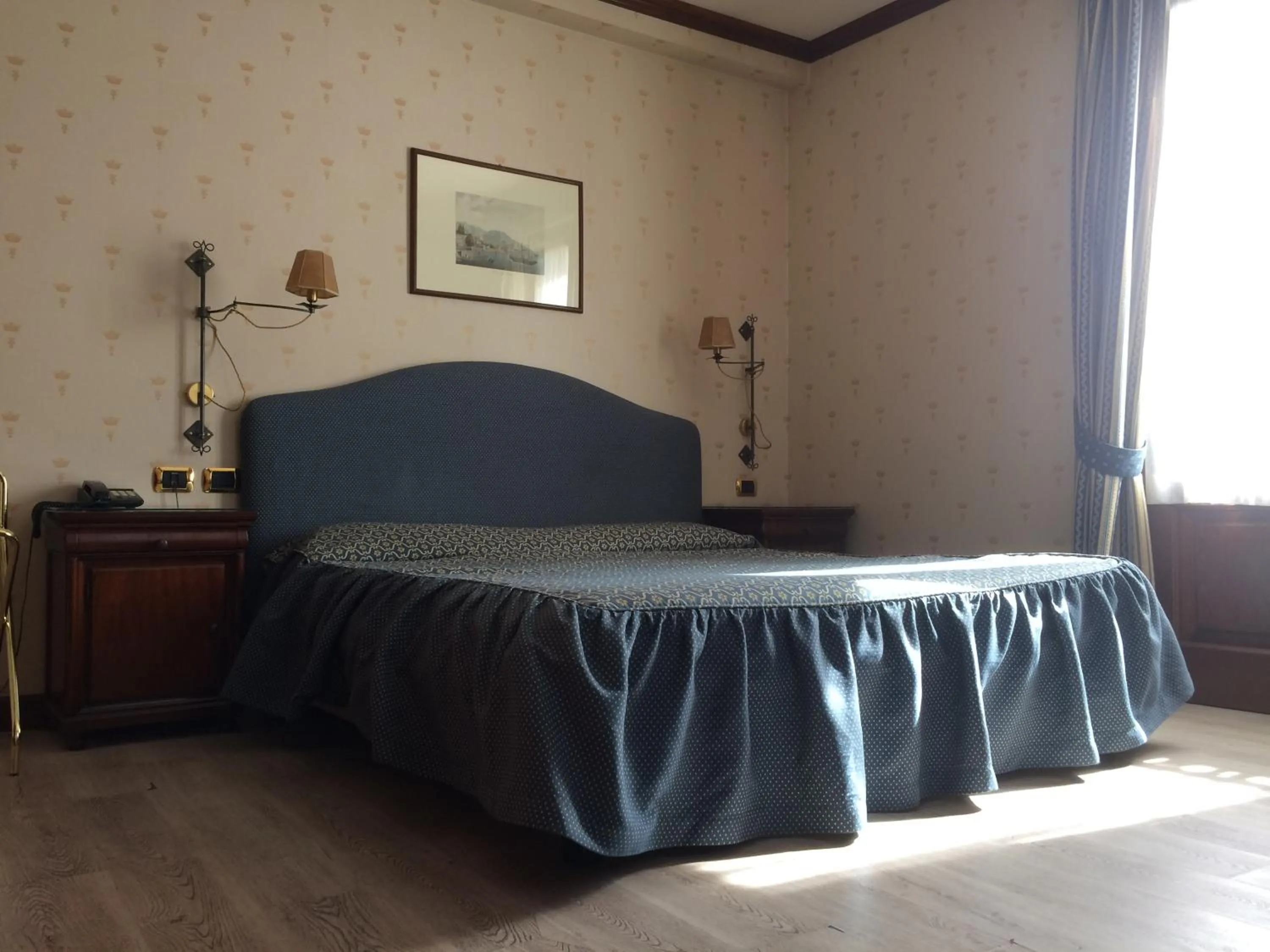 Bedroom, Bed in Hotel Du Lac Menaggio