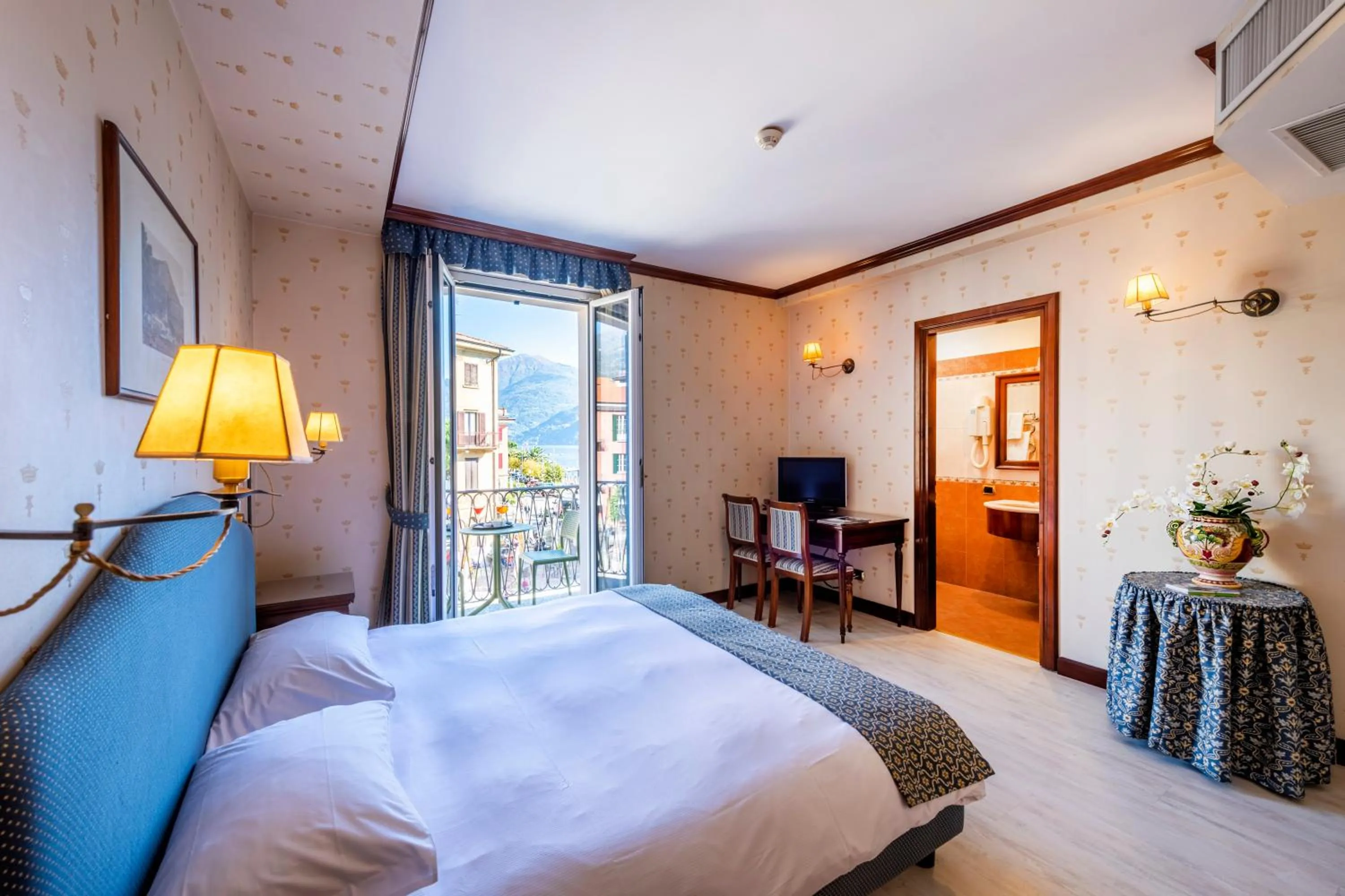 Photo of the whole room, Bed in Hotel Du Lac Menaggio