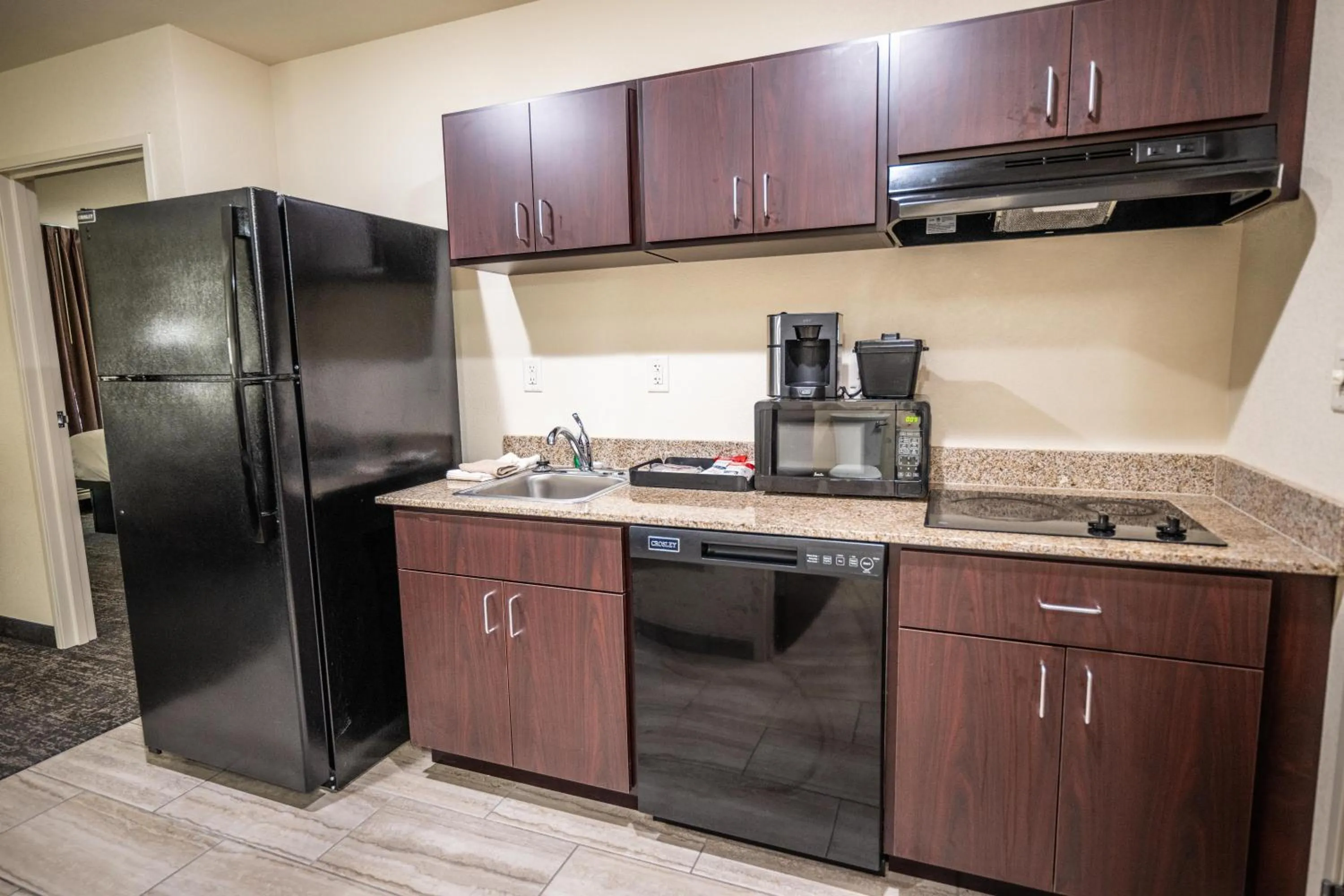 Kitchen or kitchenette in Cobblestone Hotel & Suites - Lamar