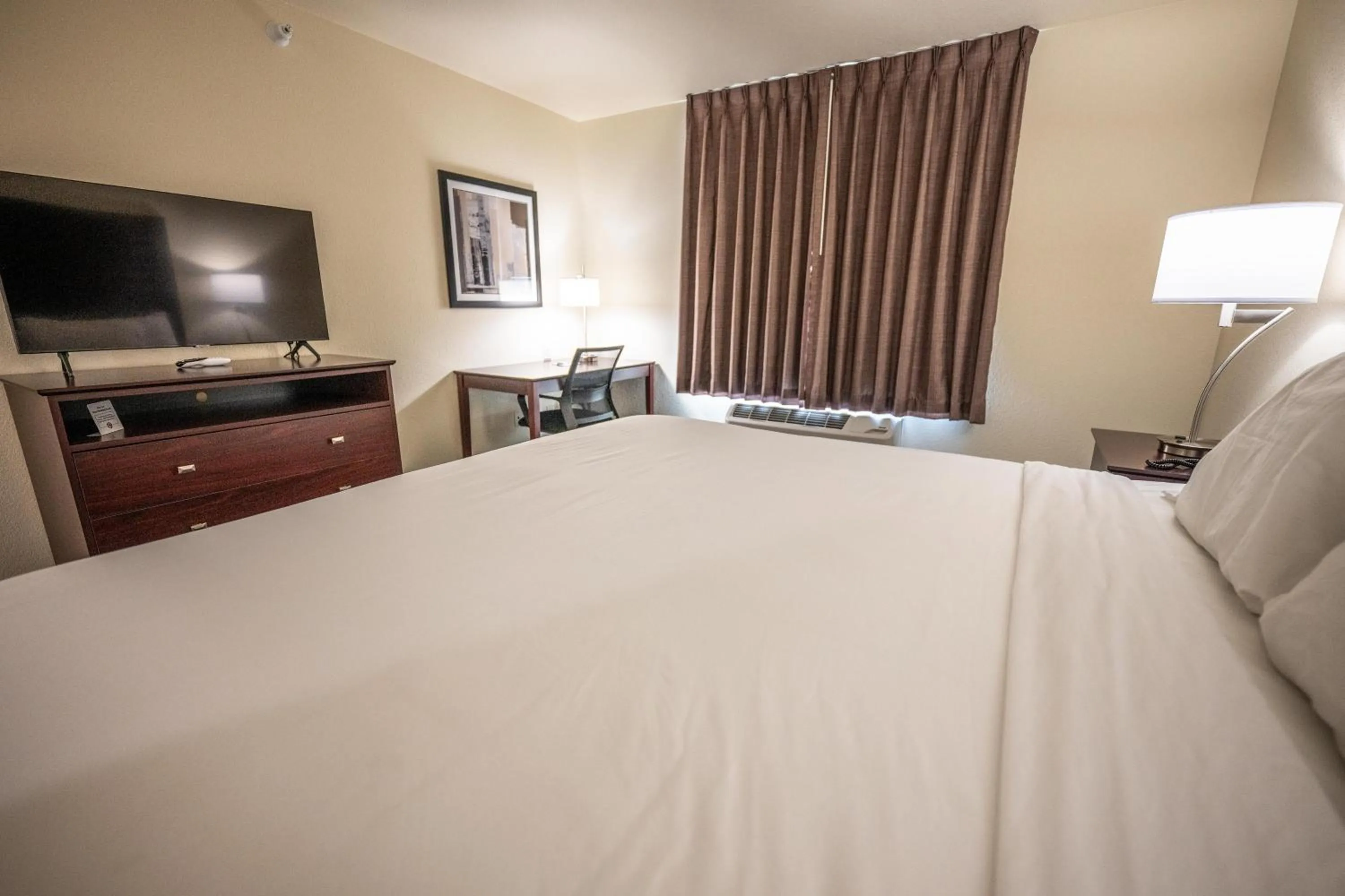 Bedroom, Bed in Cobblestone Hotel & Suites - Lamar