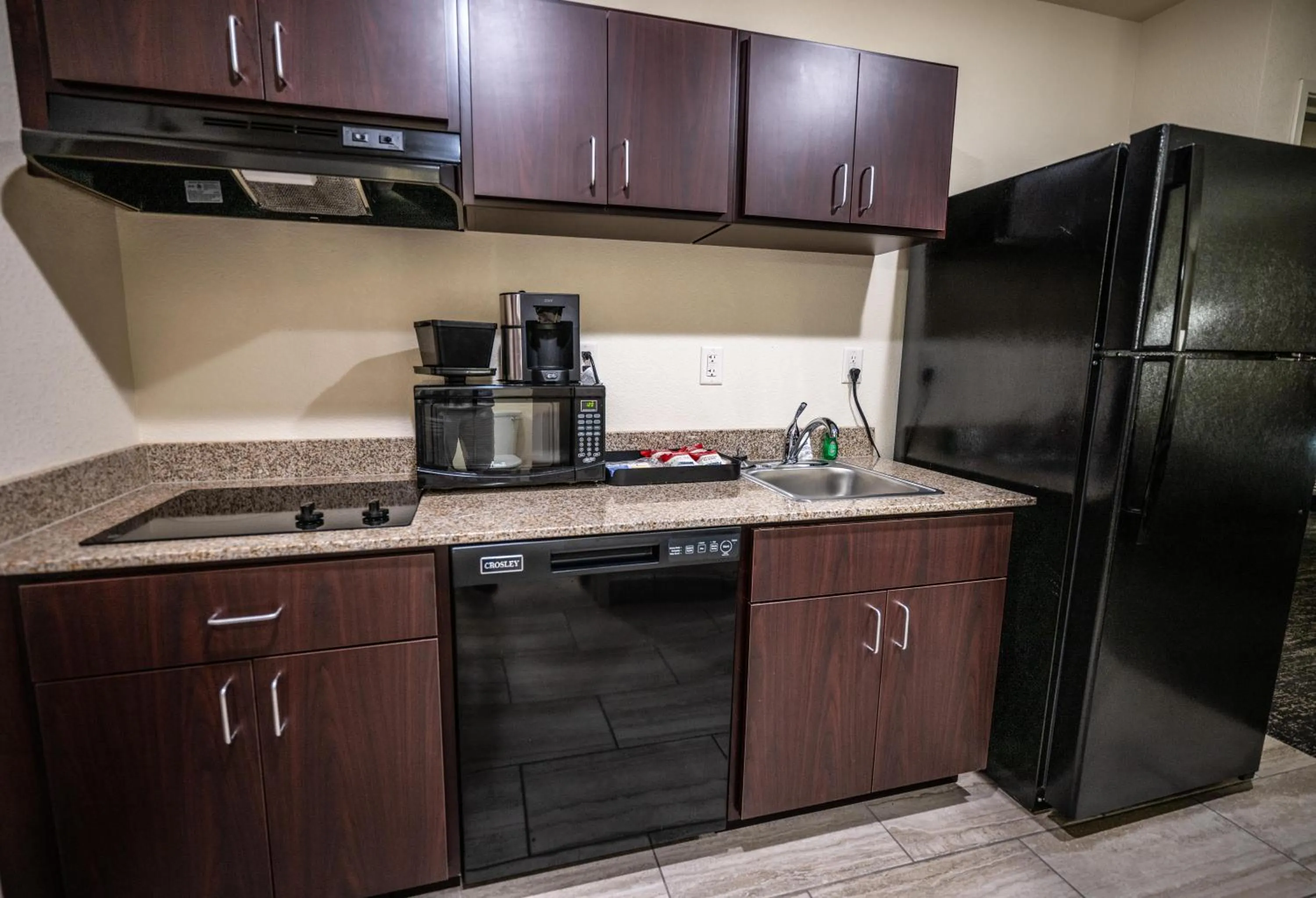 Kitchen or kitchenette in Cobblestone Hotel & Suites - Lamar