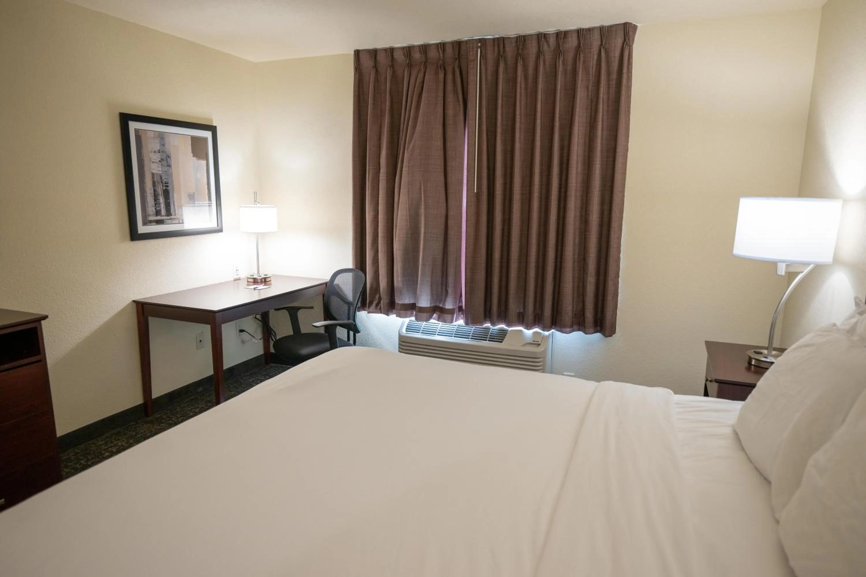 Bedroom, Bed in Cobblestone Hotel & Suites - Lamar