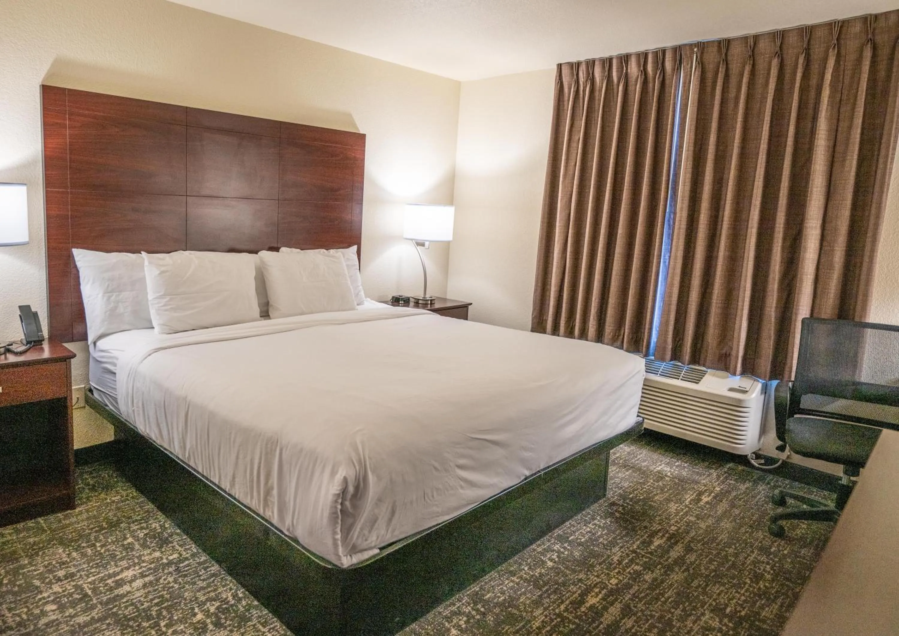 Bed in Cobblestone Hotel & Suites - Lamar