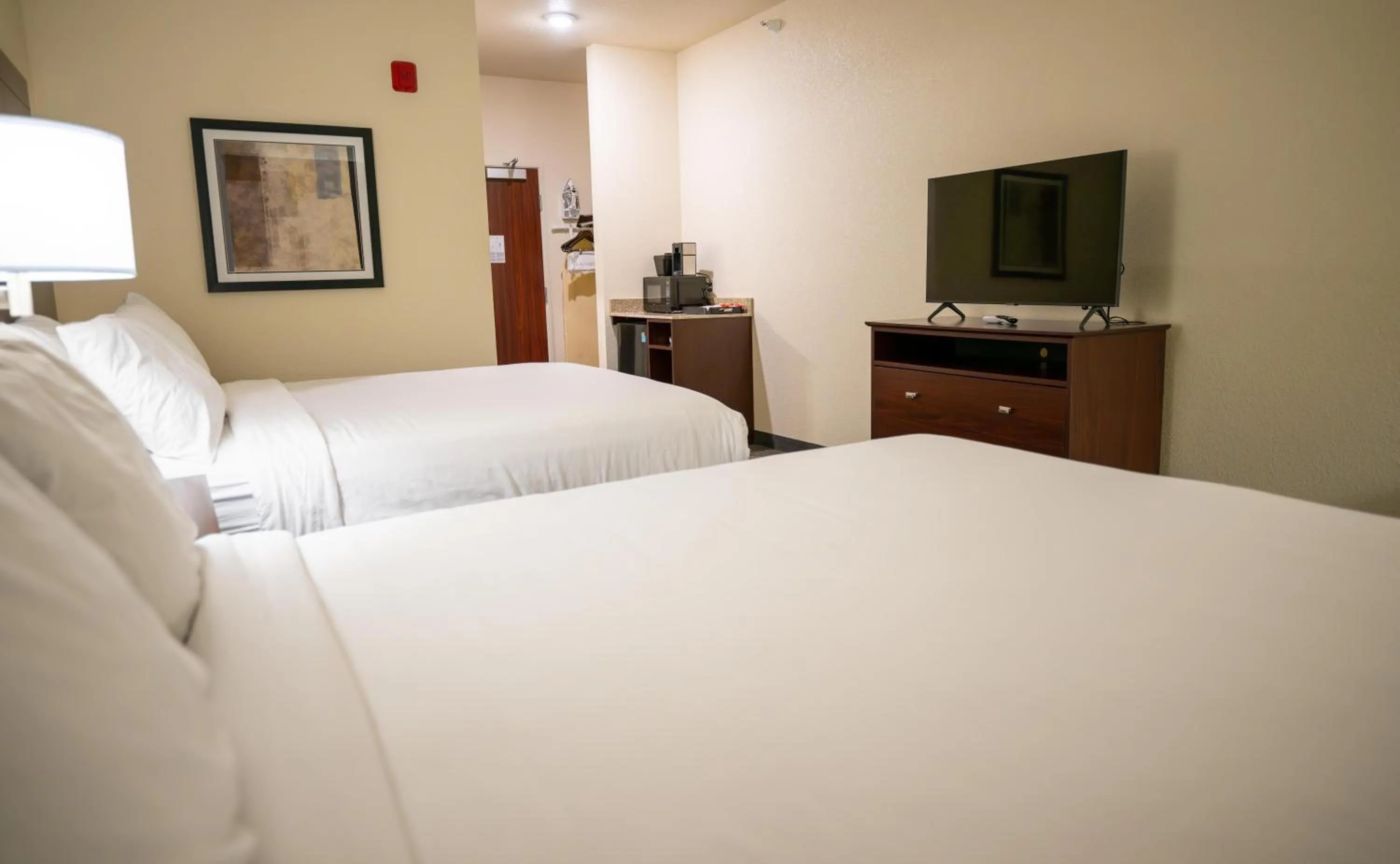 Bed in Cobblestone Hotel & Suites - Lamar