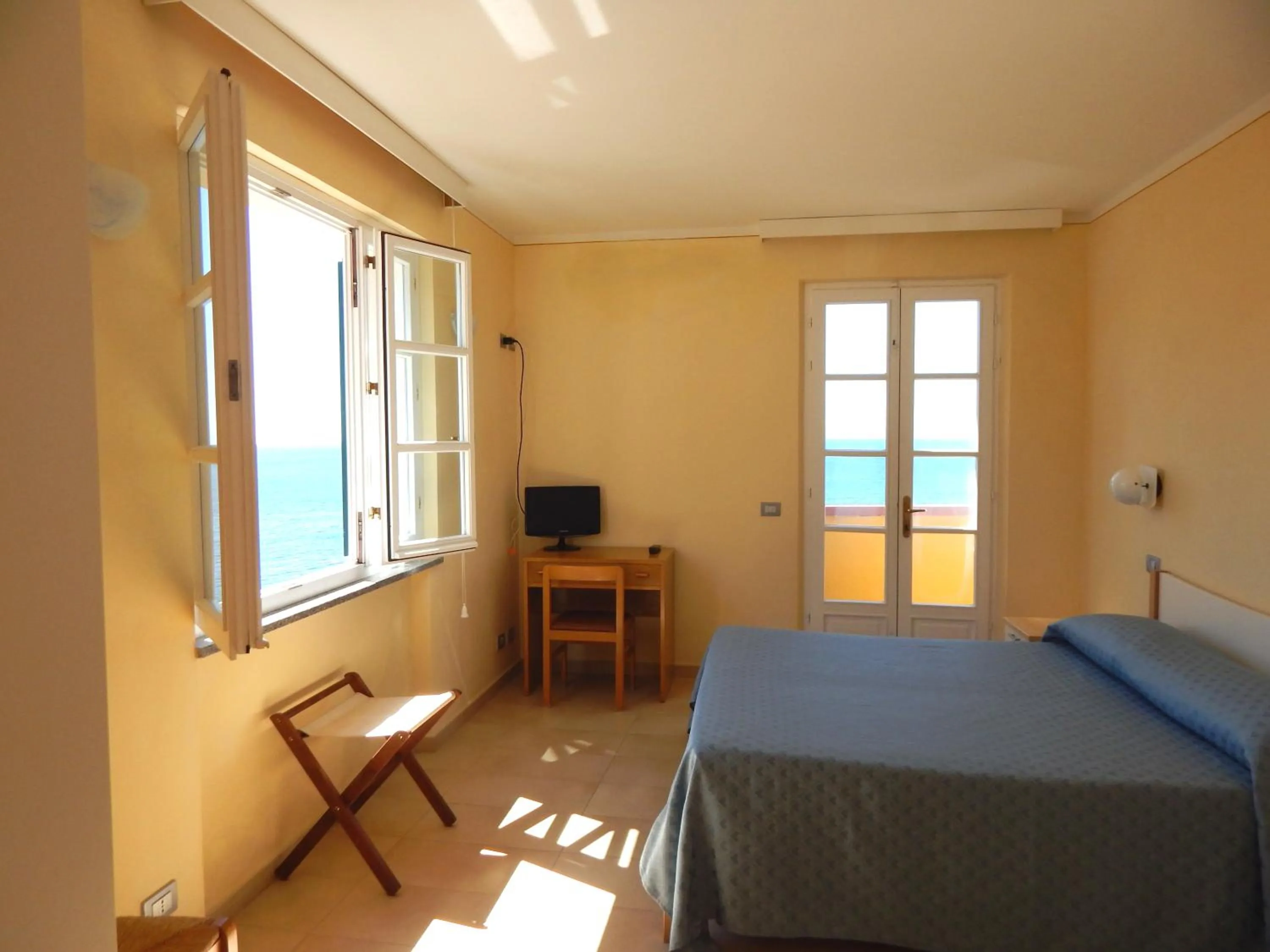 Sea view, Bed in Appartamenti - Villa Mare