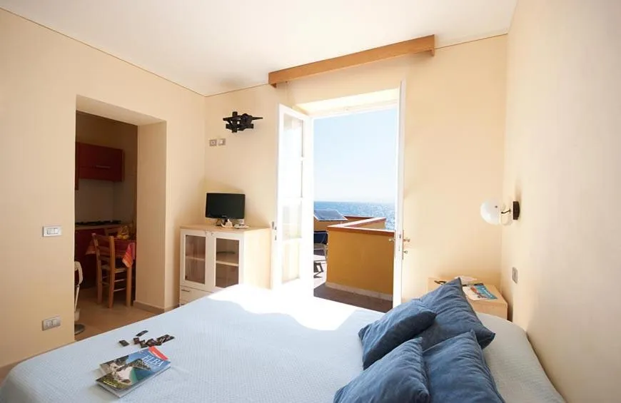 Sea view, Bed in Appartamenti - Villa Mare