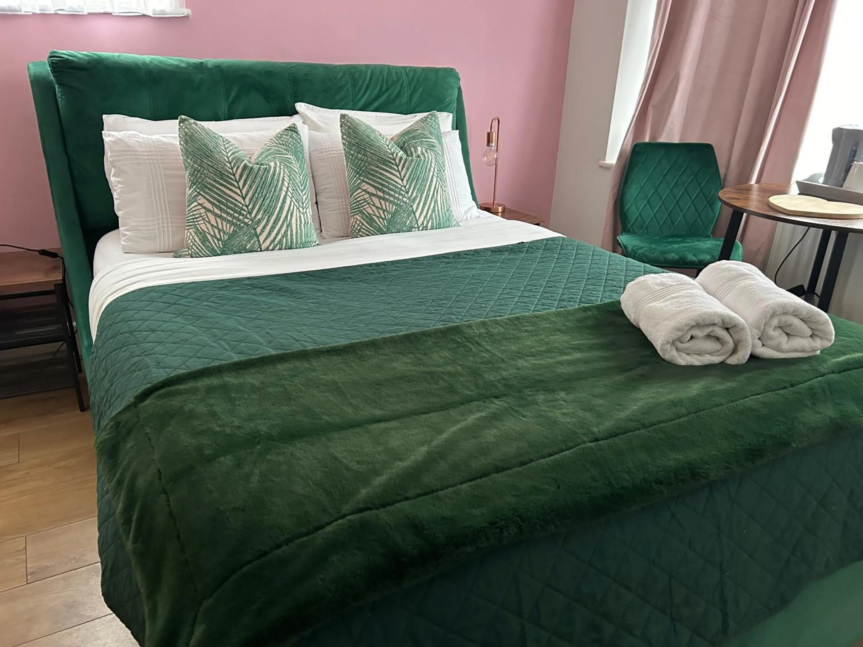 Bed in The Lily Pad near Poole Dorset Self contained private entrance and free parking