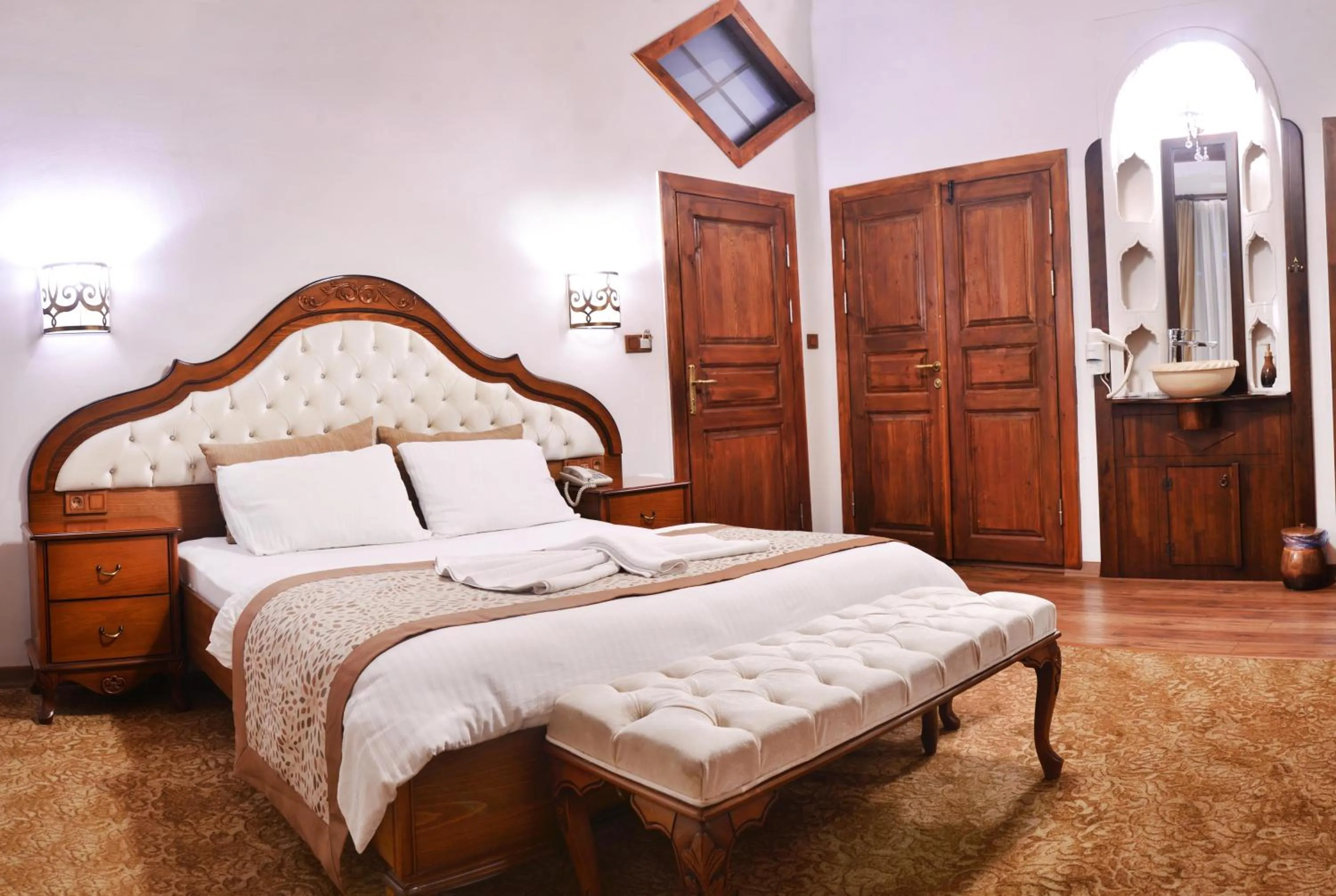 Photo of the whole room, Bed in Uluhan Hotel