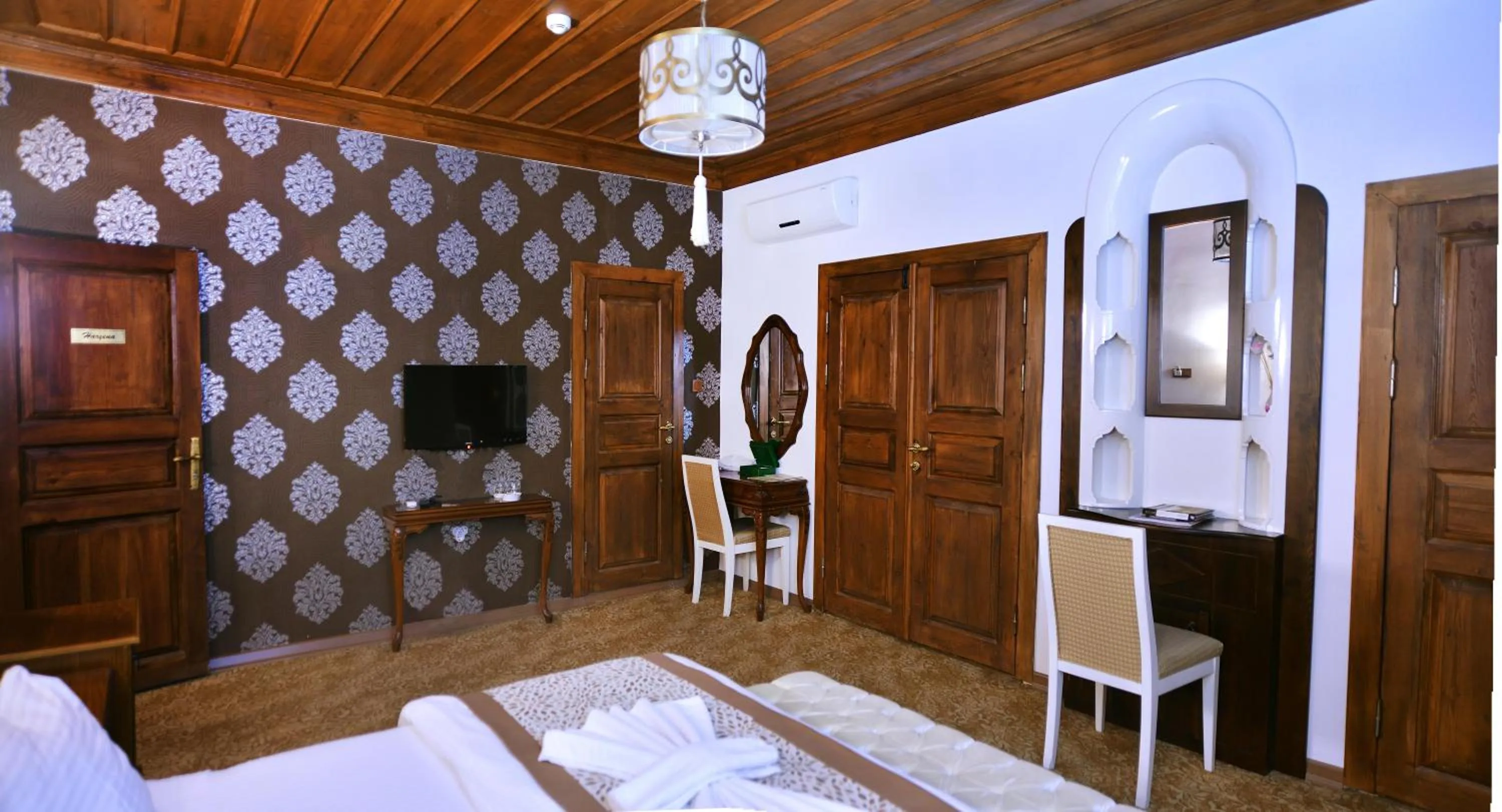 Photo of the whole room, Bed in Uluhan Hotel